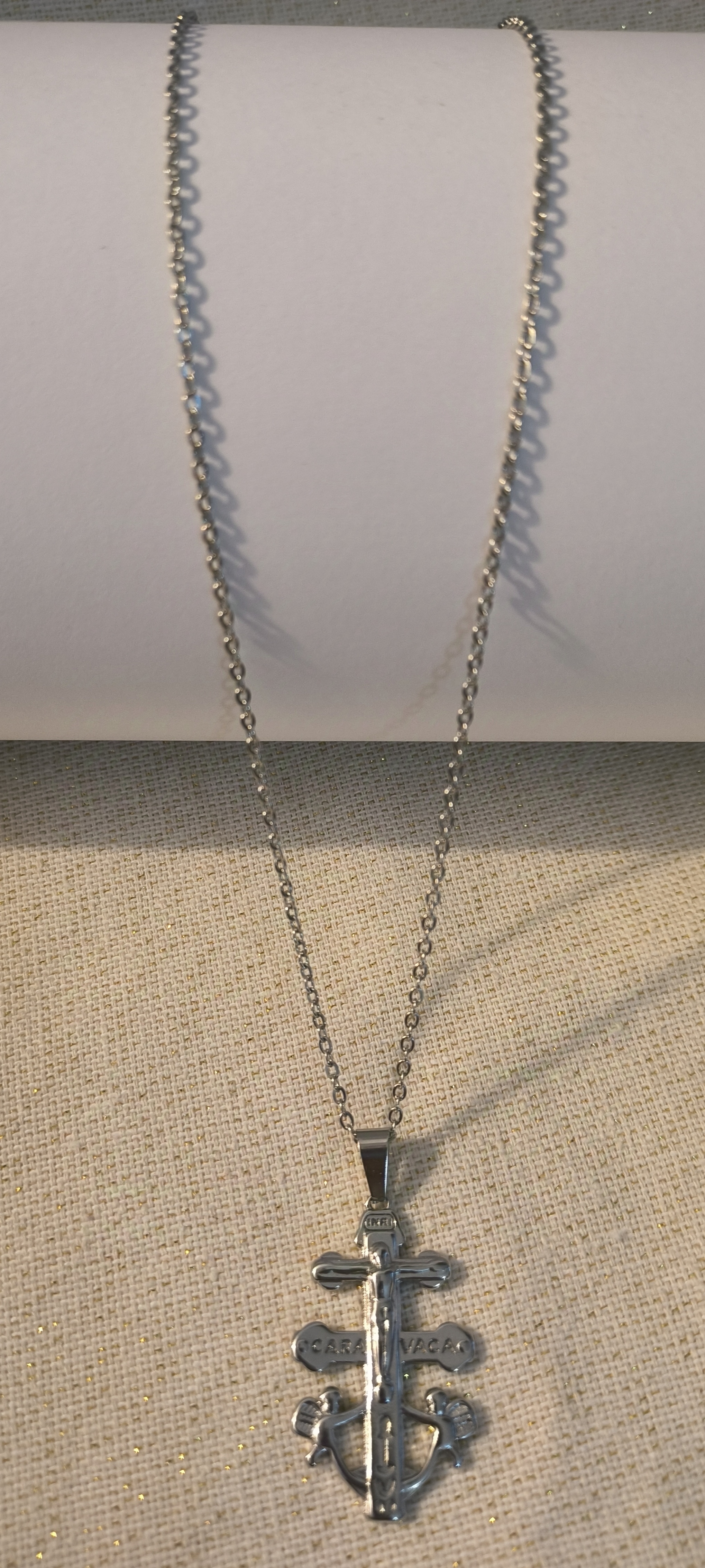 Colgante Cruz de Caravaca con relieve.