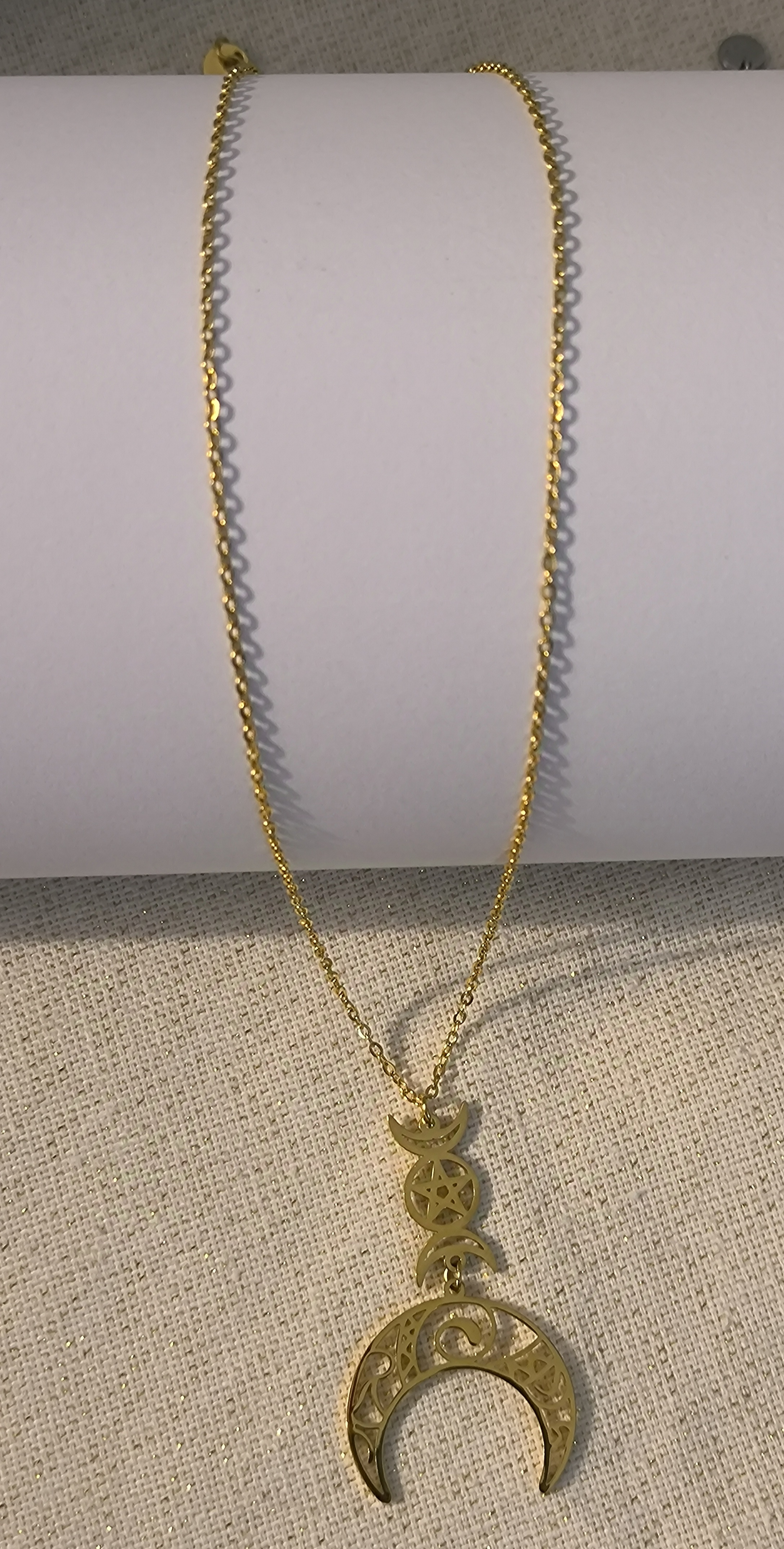 Colgante Luna Invertida con la triple diosa.