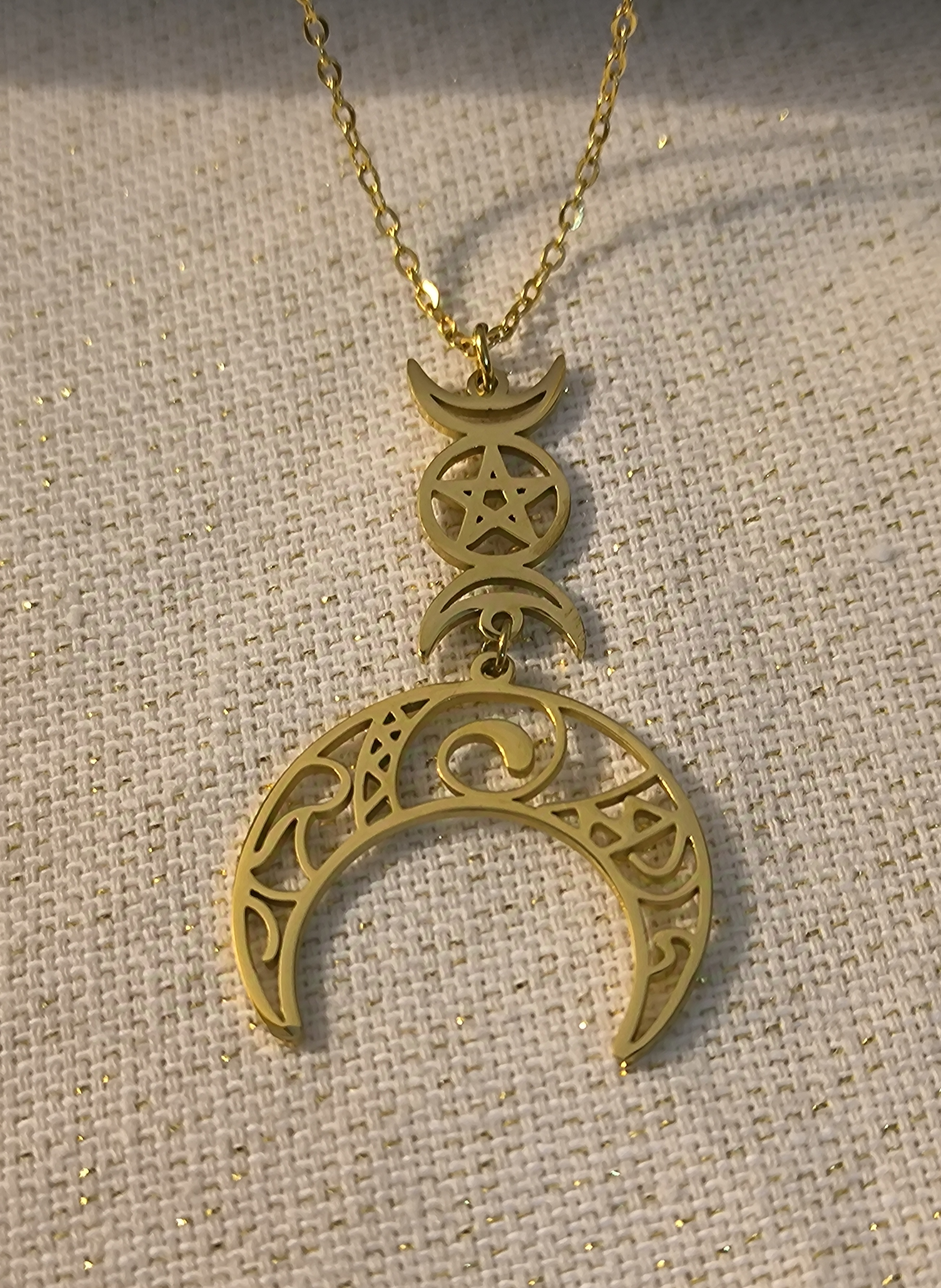 Colgante Luna Invertida con la triple diosa.