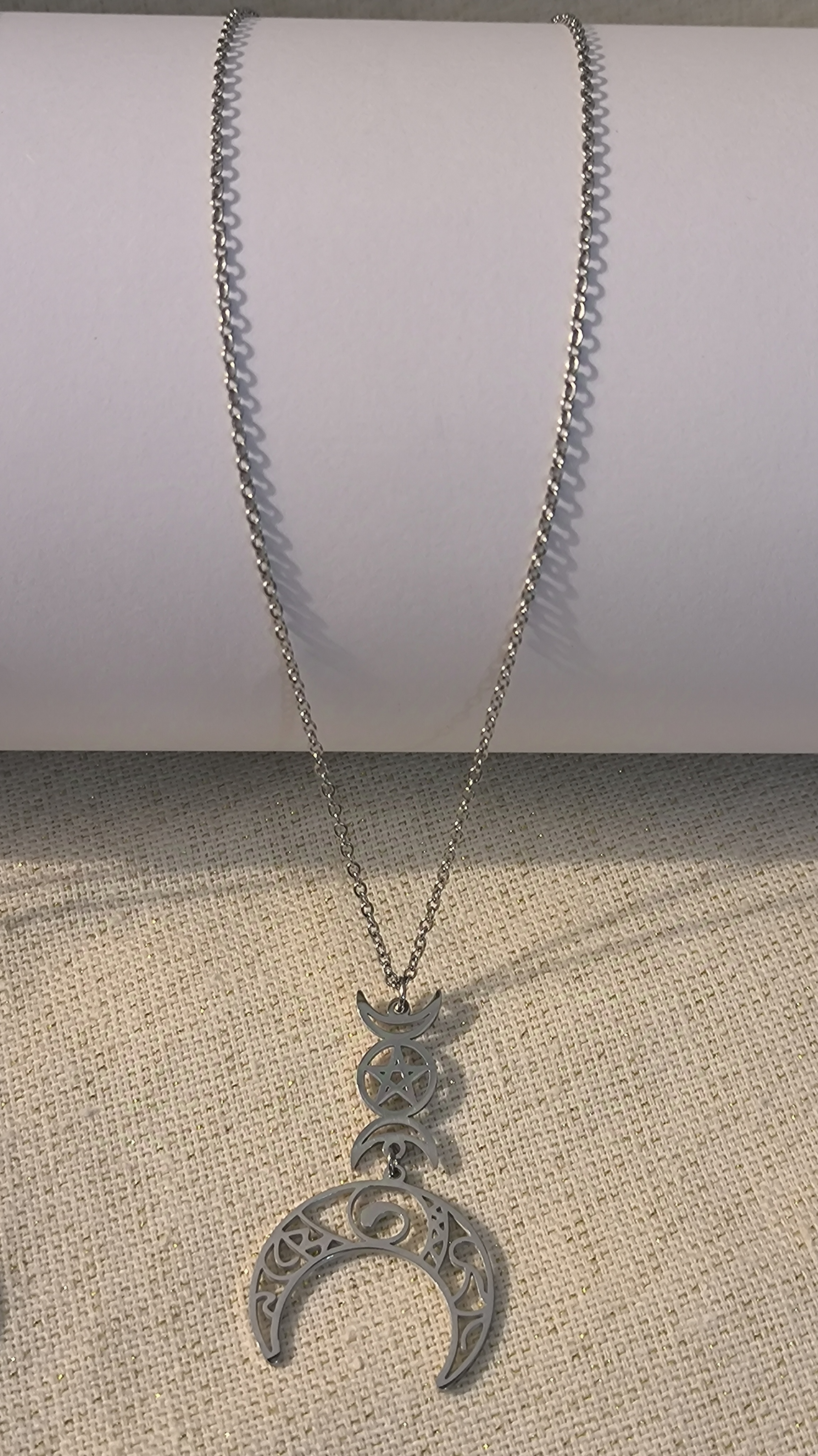 Colgante Luna Invertida con la triple diosa.