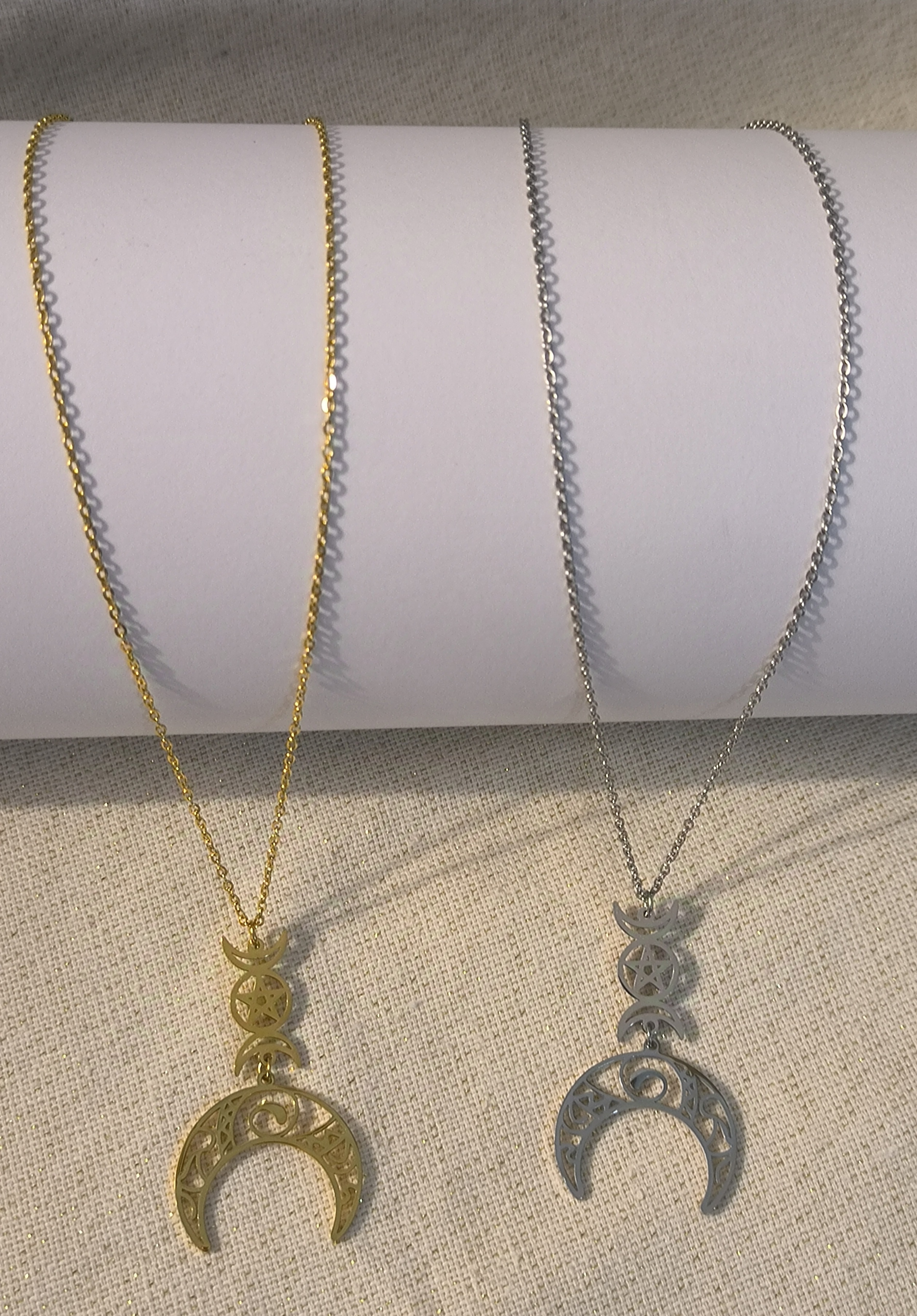 Colgante Luna Invertida con la triple diosa.