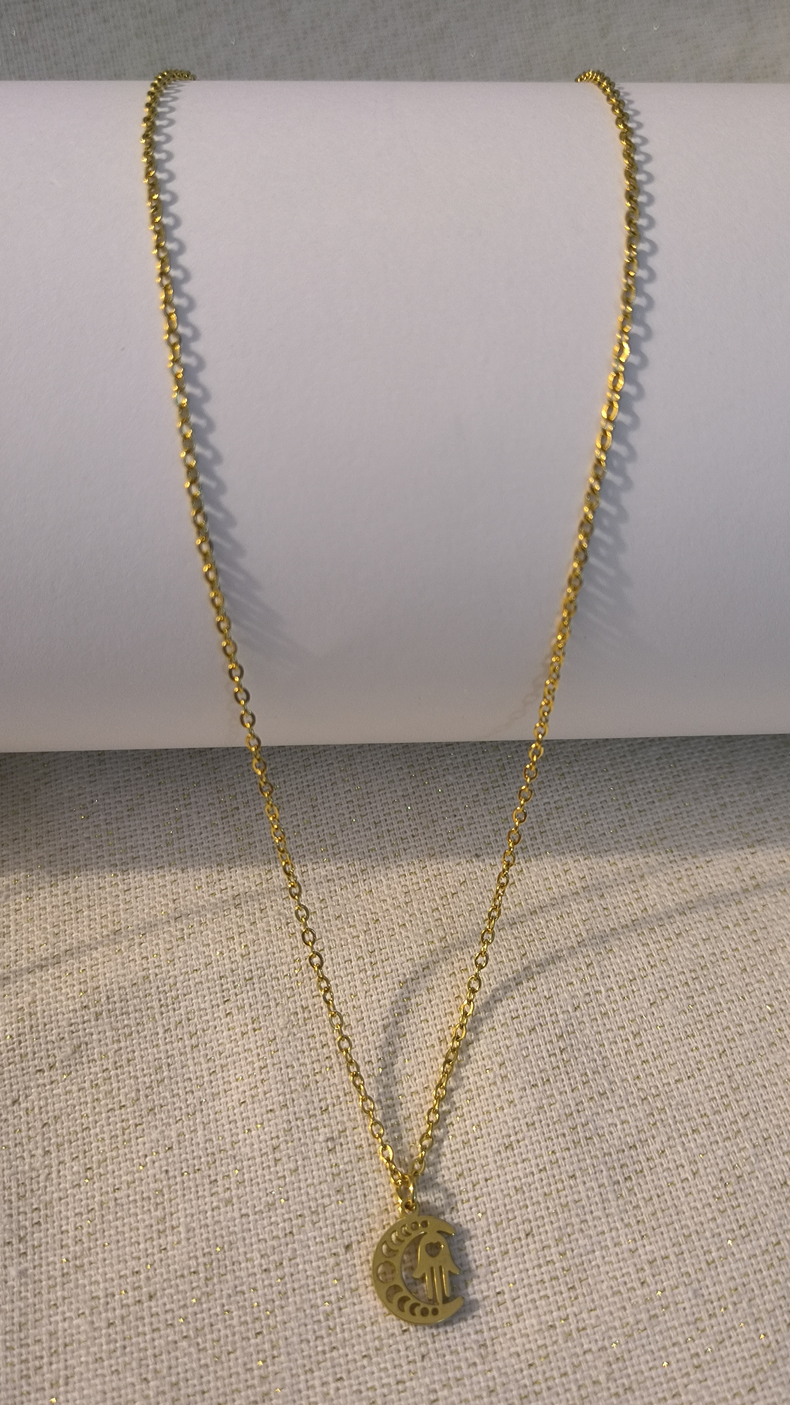 Colgante Luna con Mano de Fátima. 