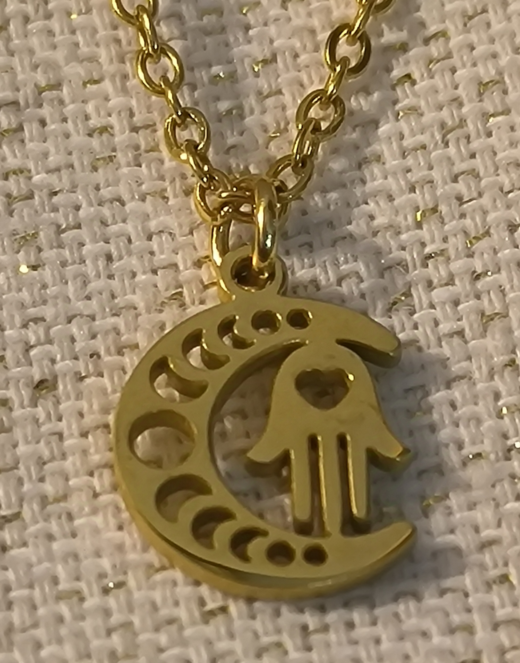 Colgante Luna con Mano de Fátima. 