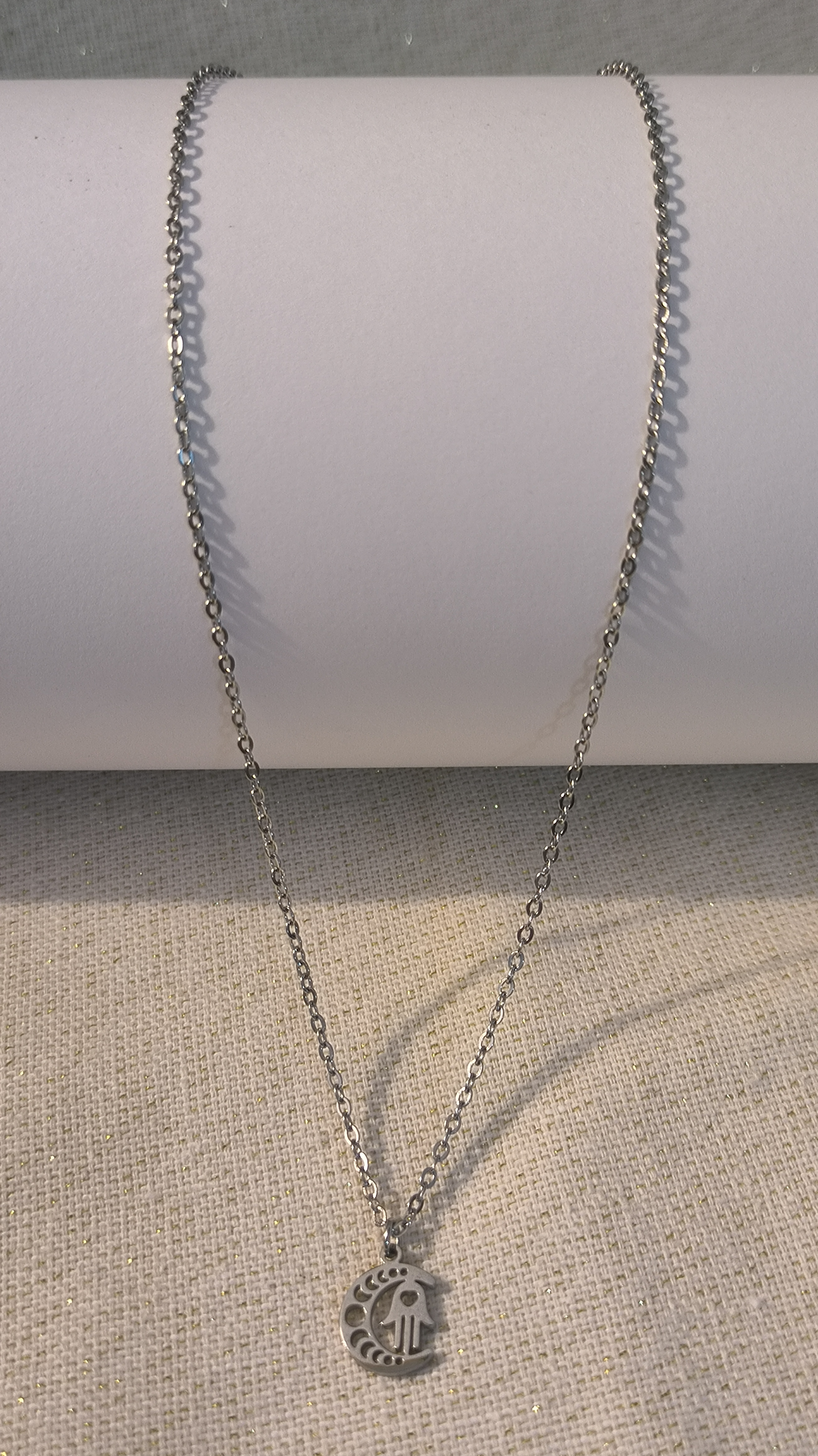 Colgante Luna con Mano de Fátima. 