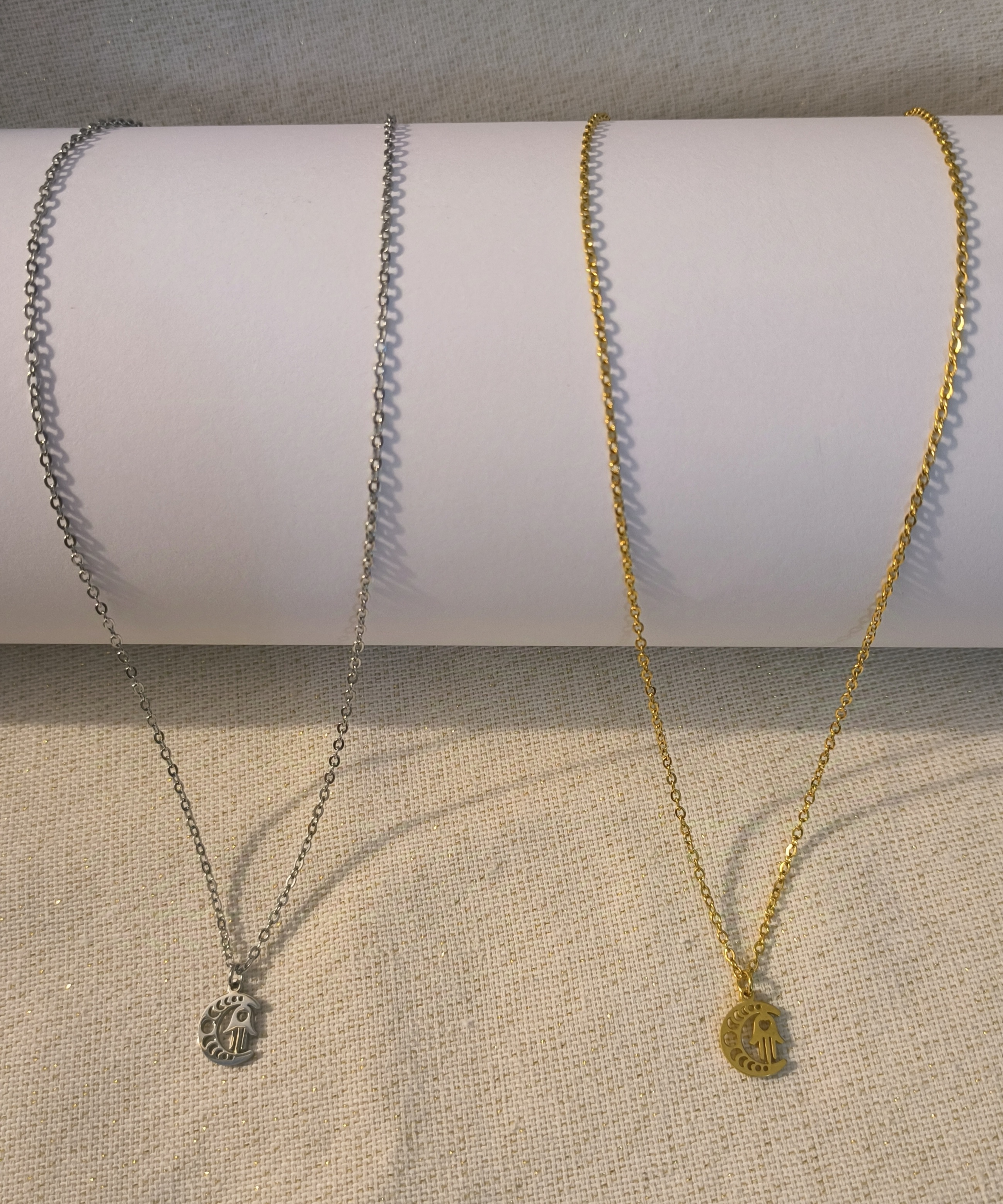 Colgante Luna con Mano de Fátima. 