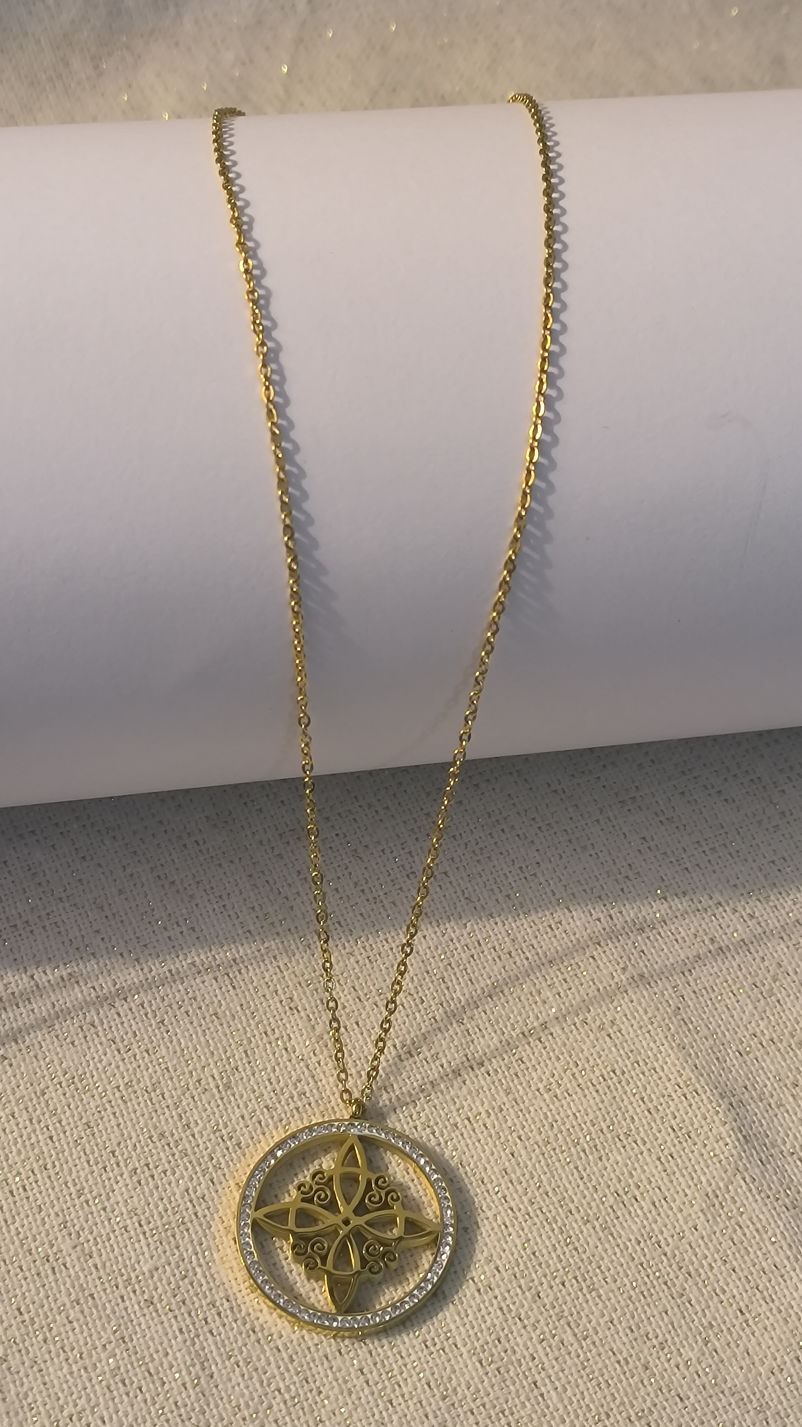 Colgante Nudo de Bruja con Círculo de Circonitas. 