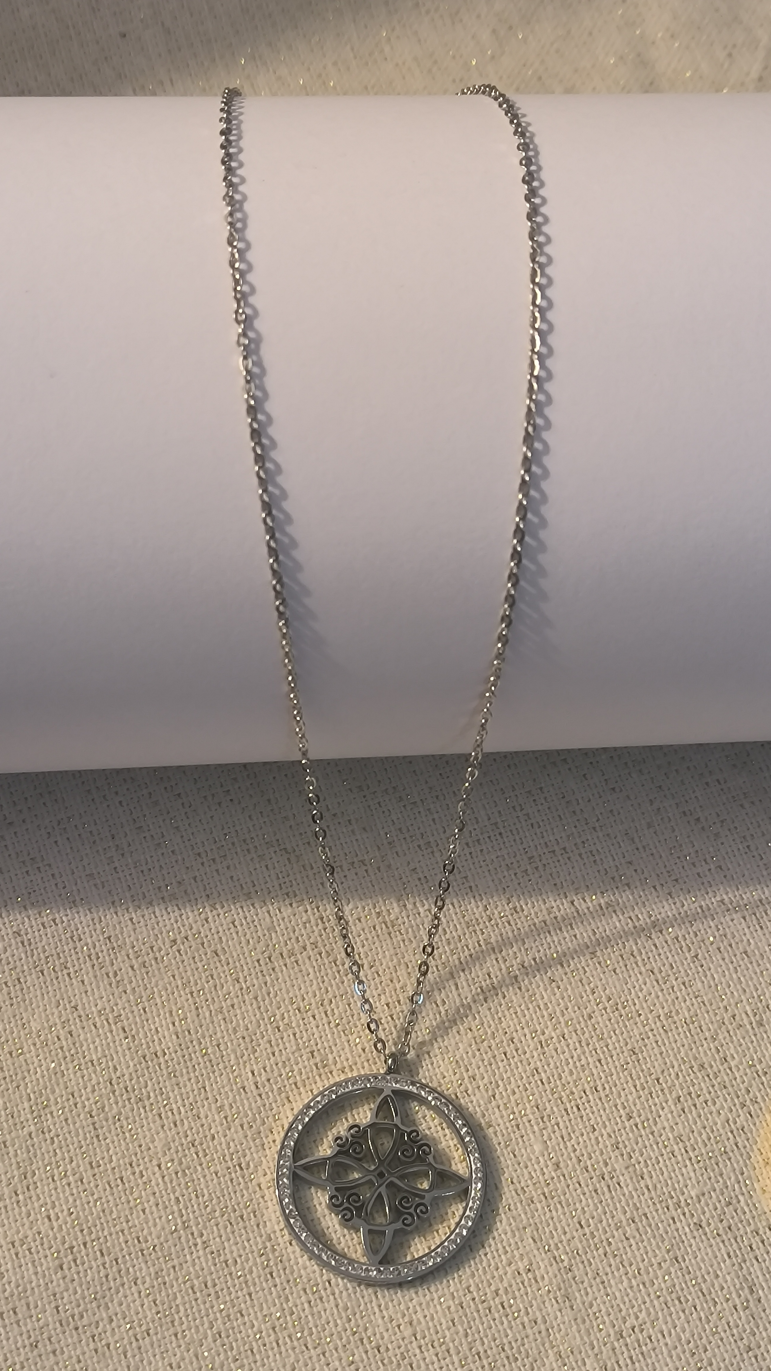 Colgante Nudo de Bruja con Círculo de Circonitas. 