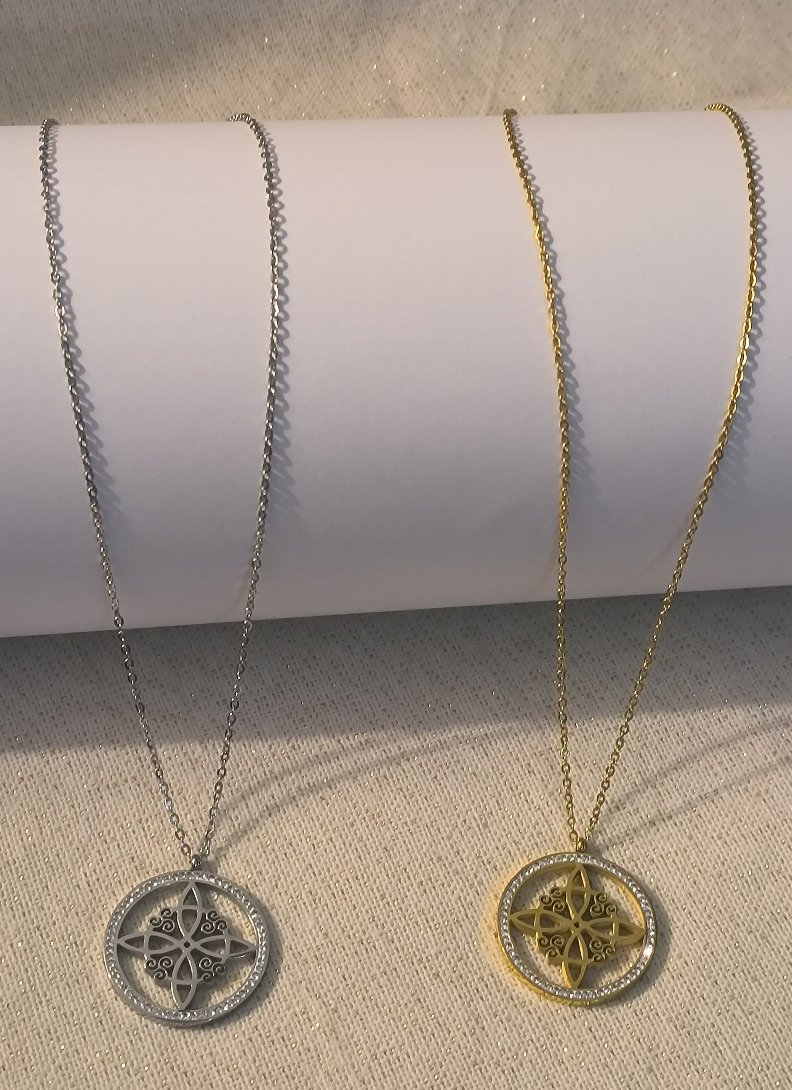 Colgante Nudo de Bruja con Círculo de Circonitas.