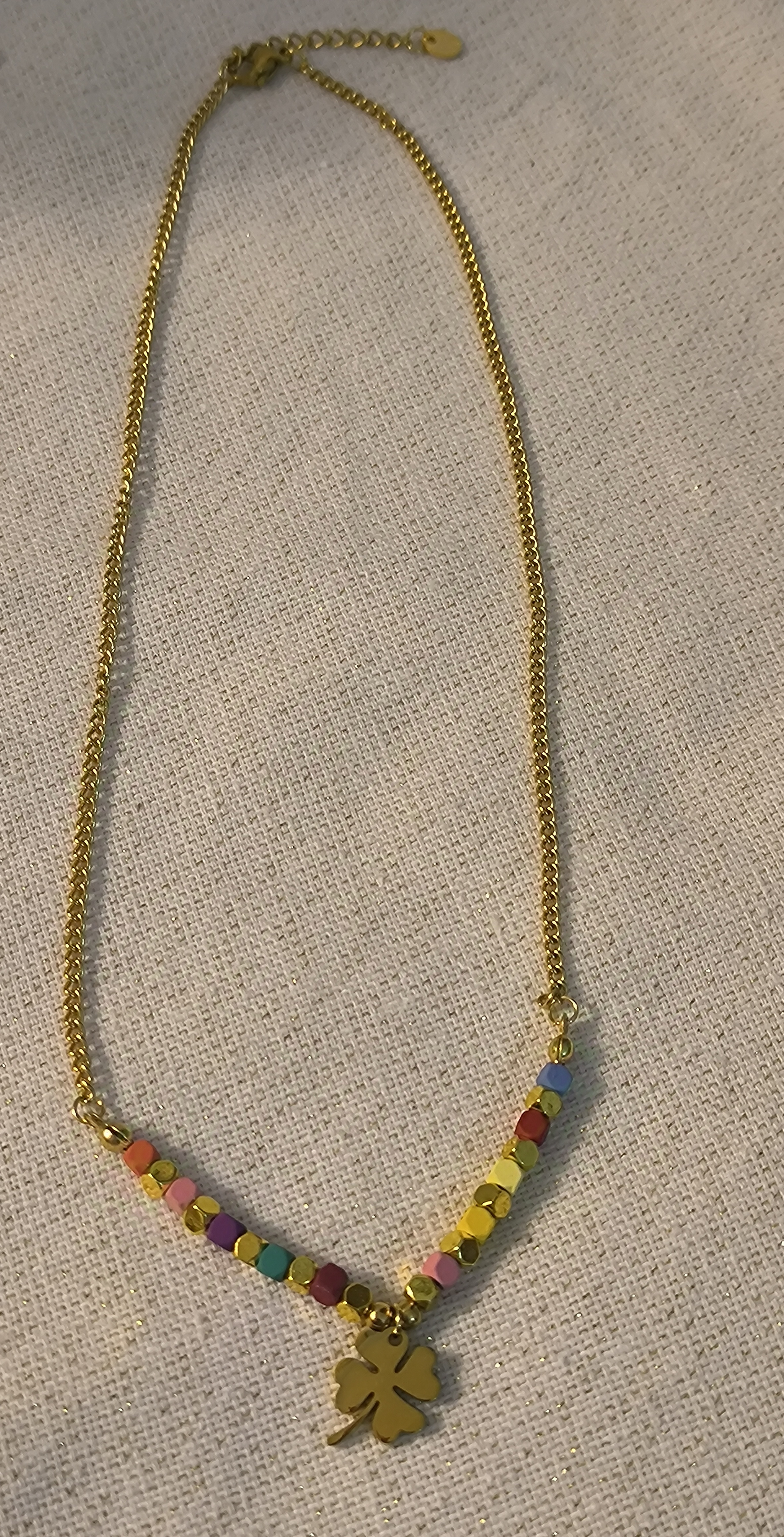 Colgante Trébol Cuentas de Colores.