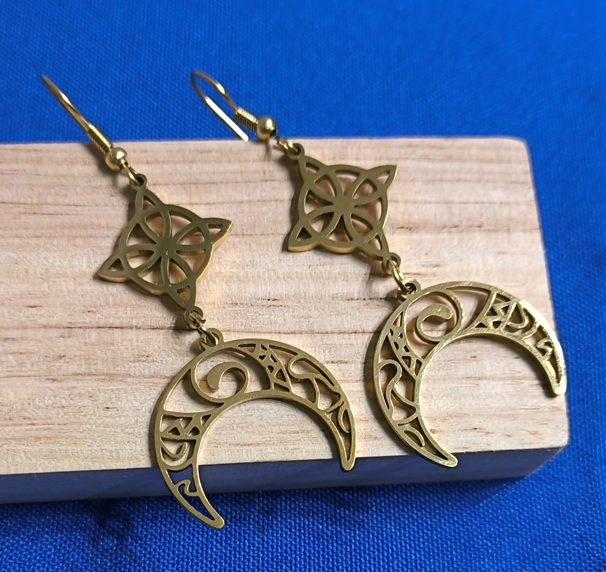 Pendientes largos Nudo Bruja y Luna invertida.