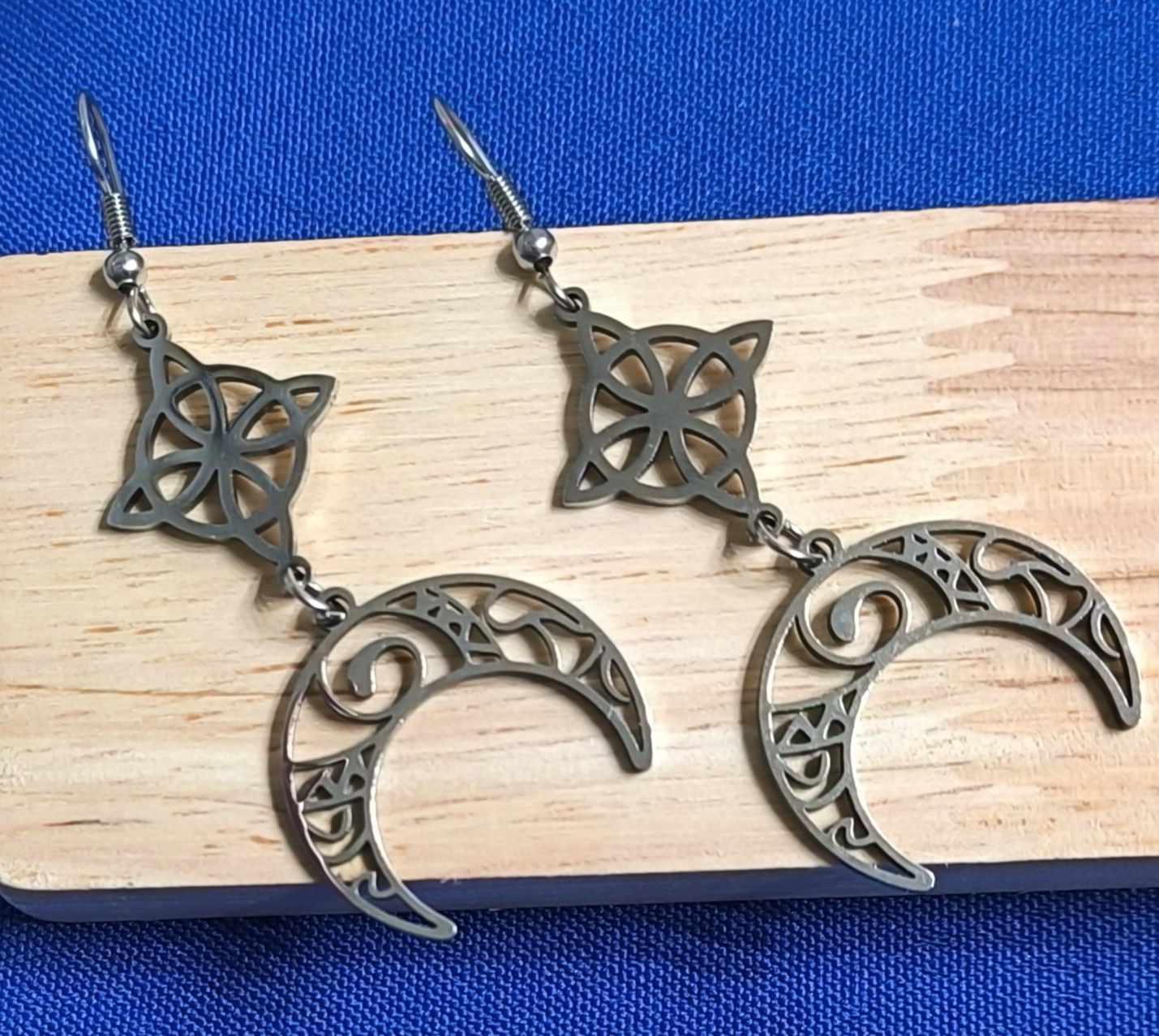 Pendientes largos Nudo Bruja y Luna invertida.