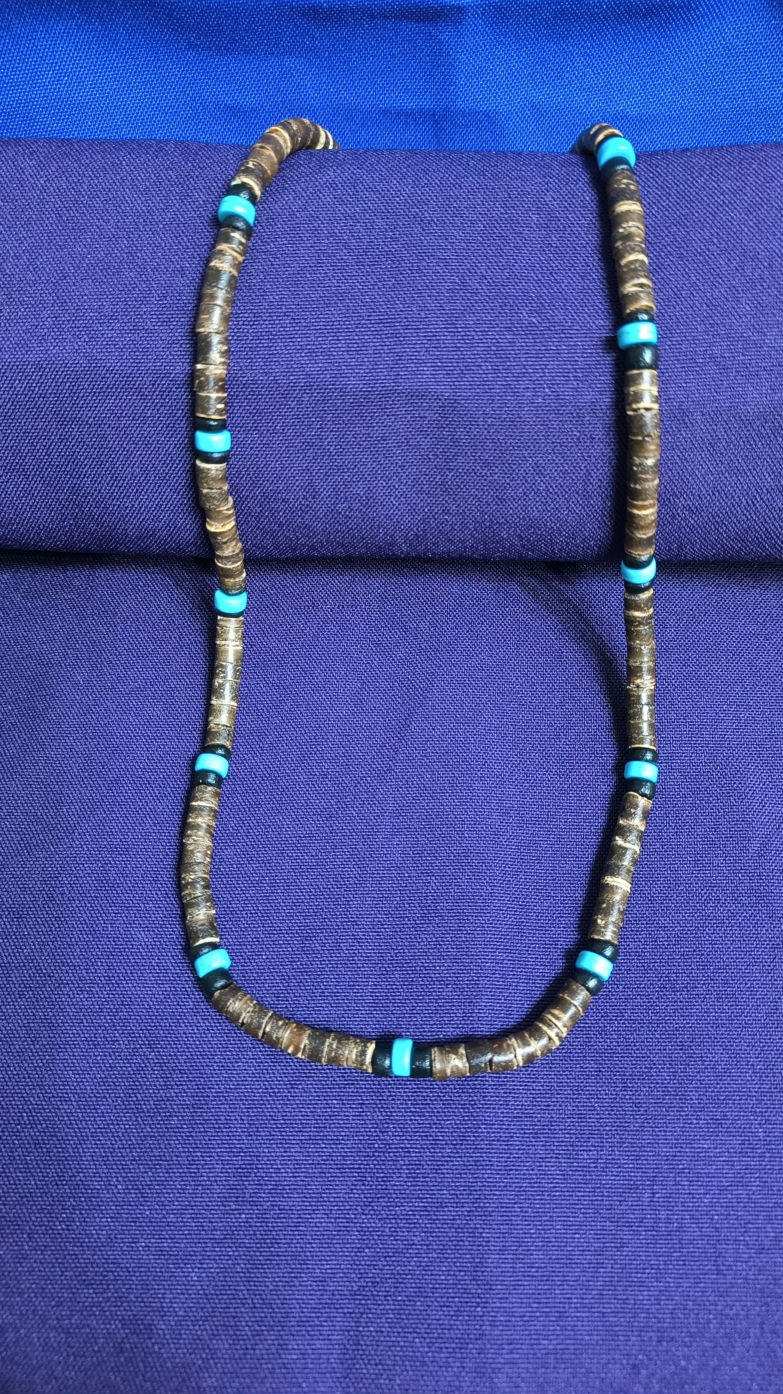 Collar Hombre Cascara de Coco con Turquesas.