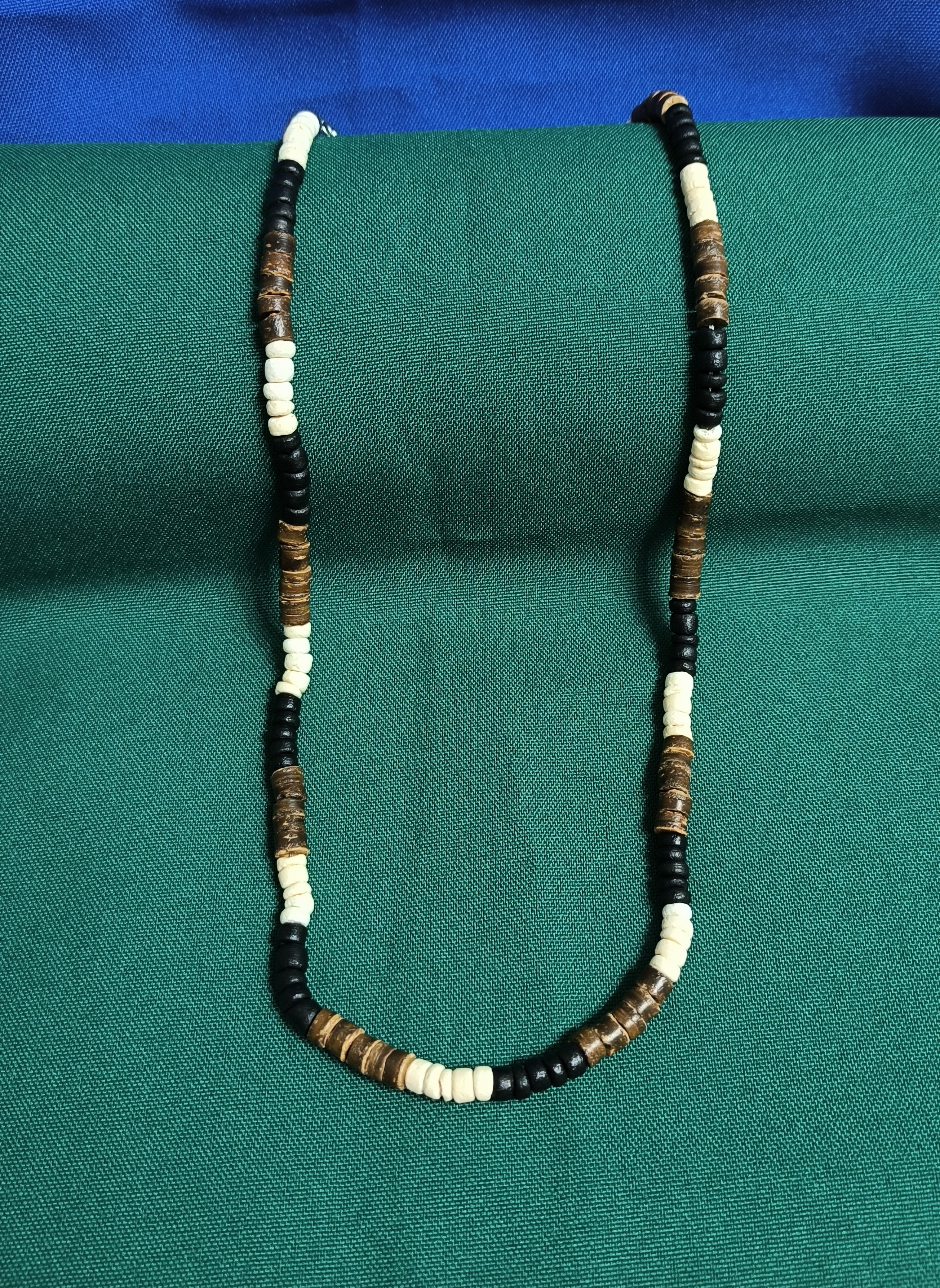 Collar Hombre Cascara de Coco Blanco, Negro y Marrón.