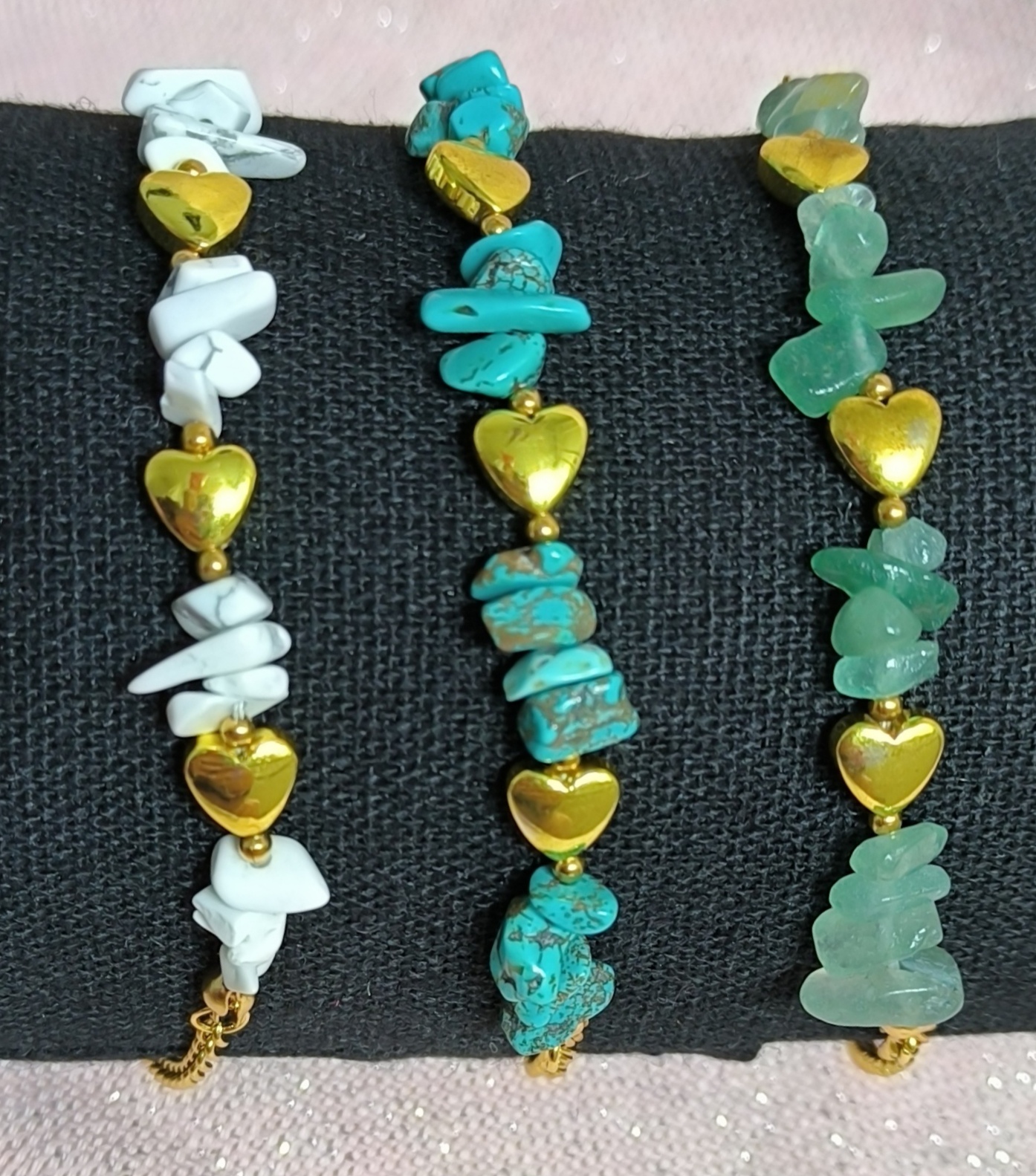 Pulsera de piedra y corazones.