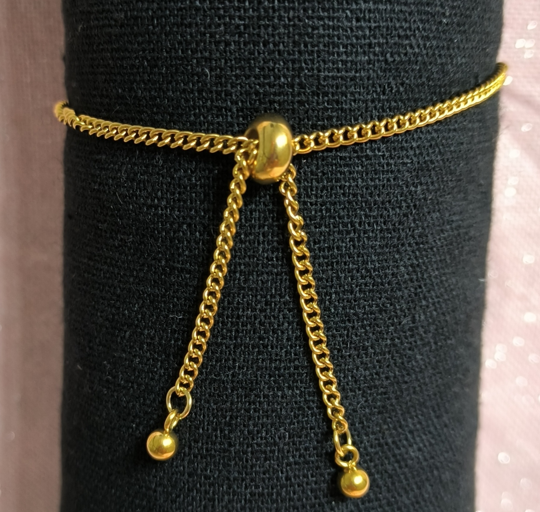 Pulsera de piedra y corazones.