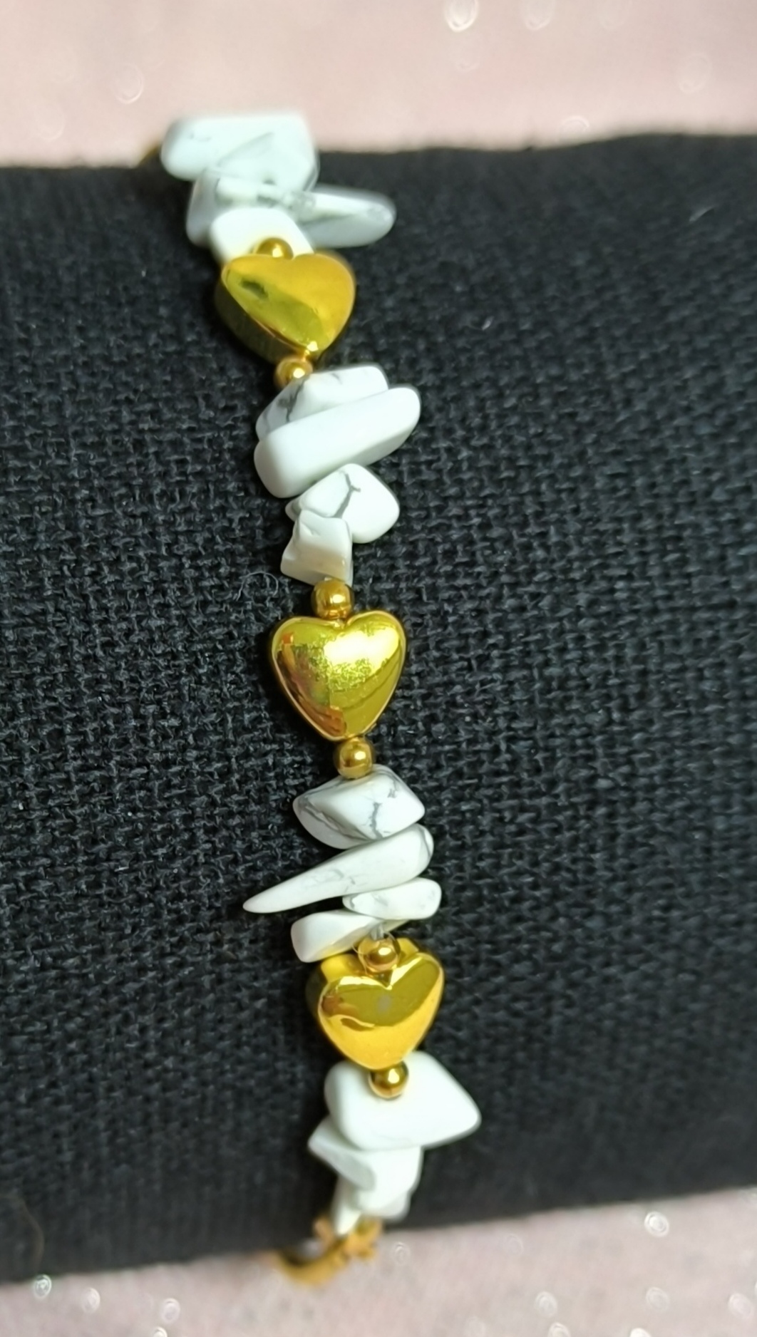 Pulsera de piedra y corazones.