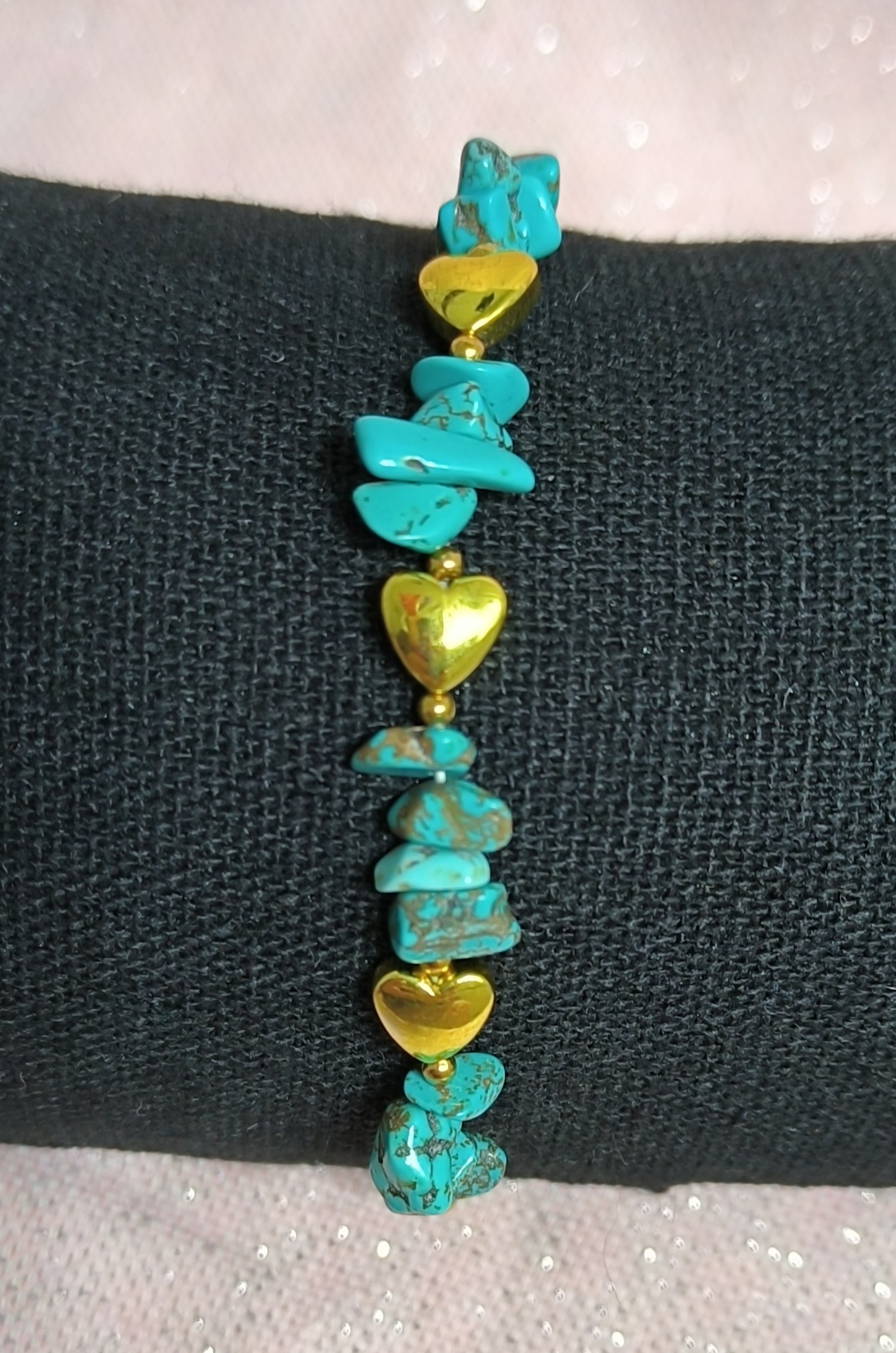 Pulsera de piedra y corazones.