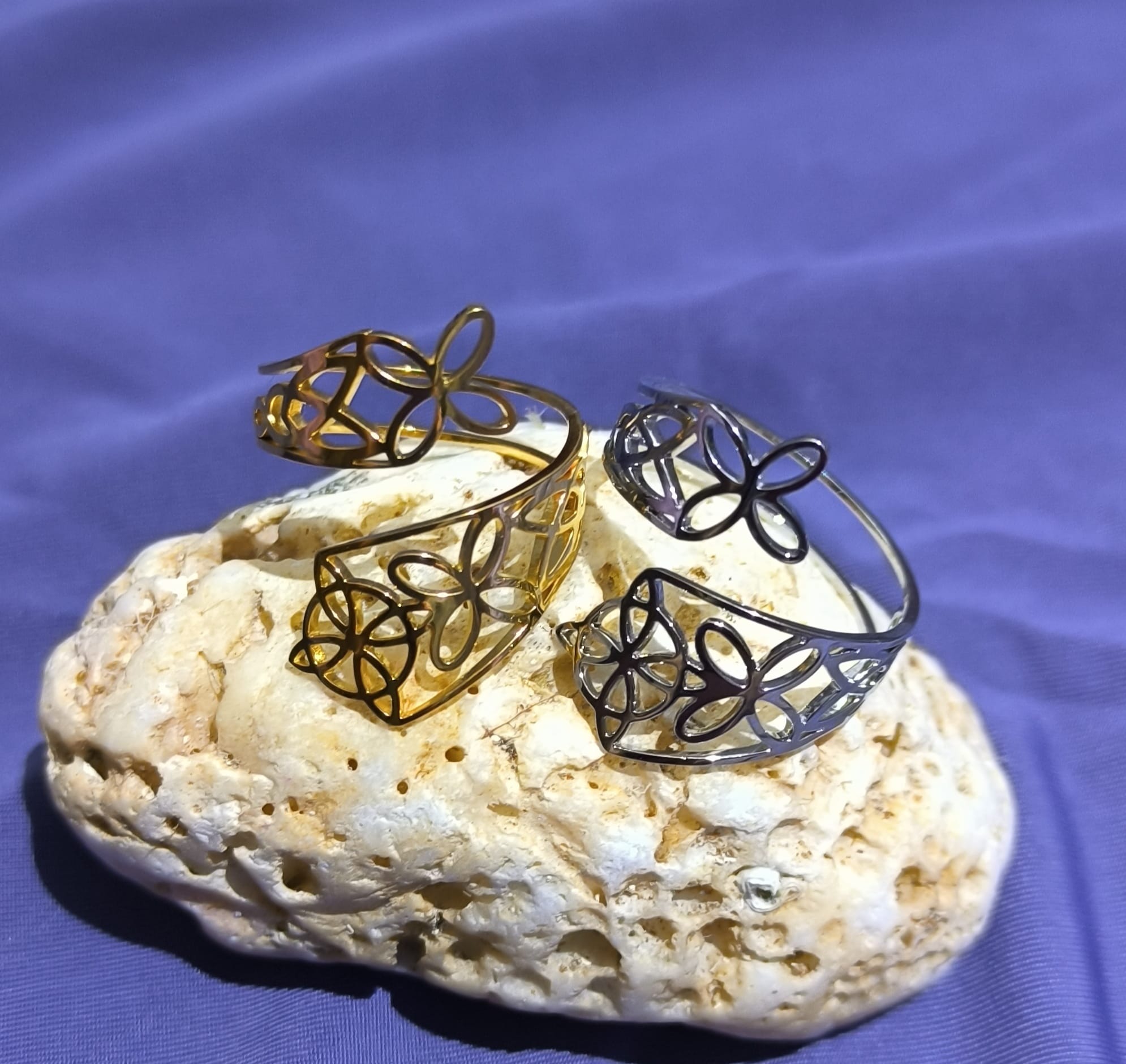 Anillo Nudo de Bruja y Flores.