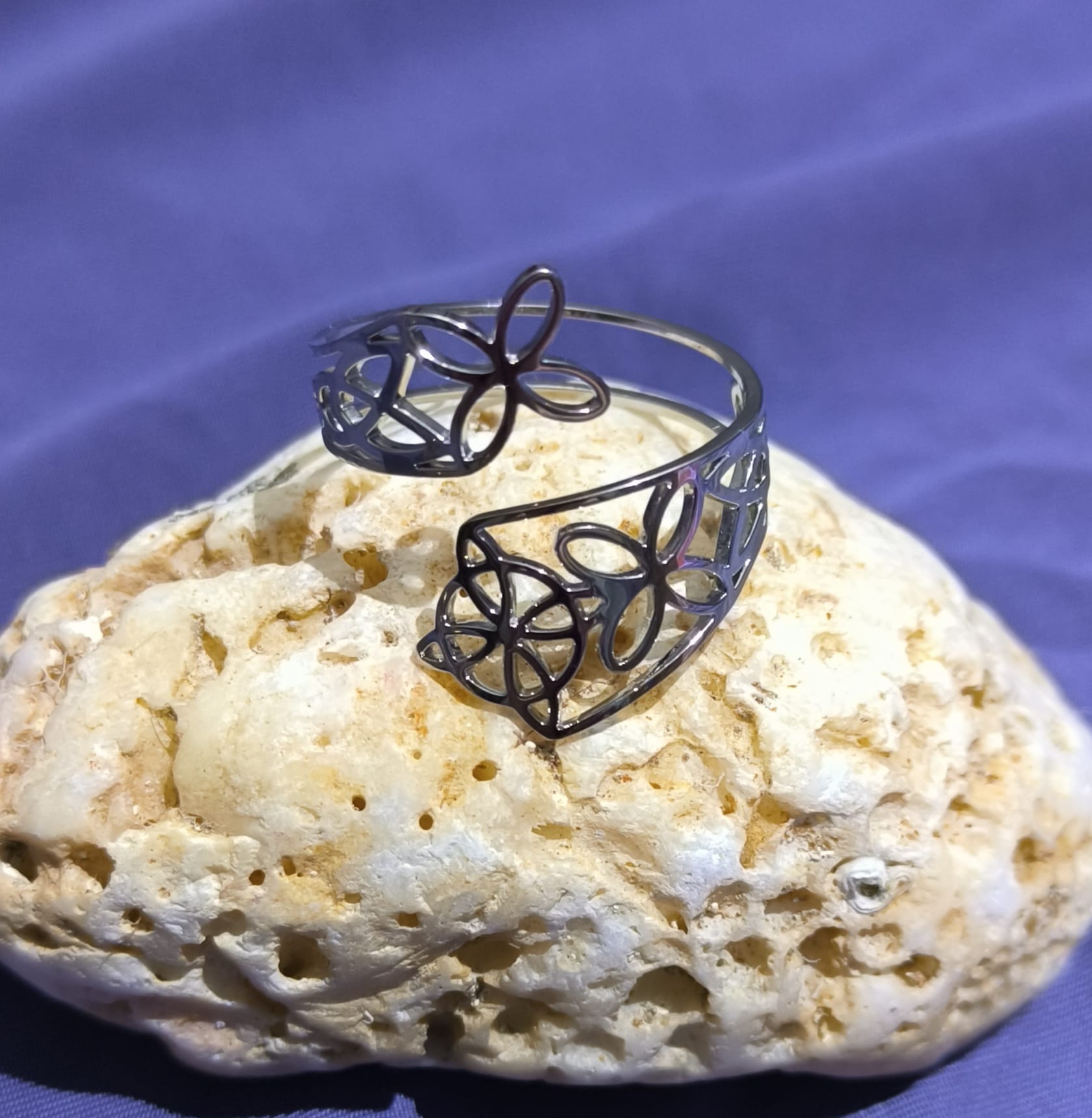 Anillo Nudo de Bruja y Flores.