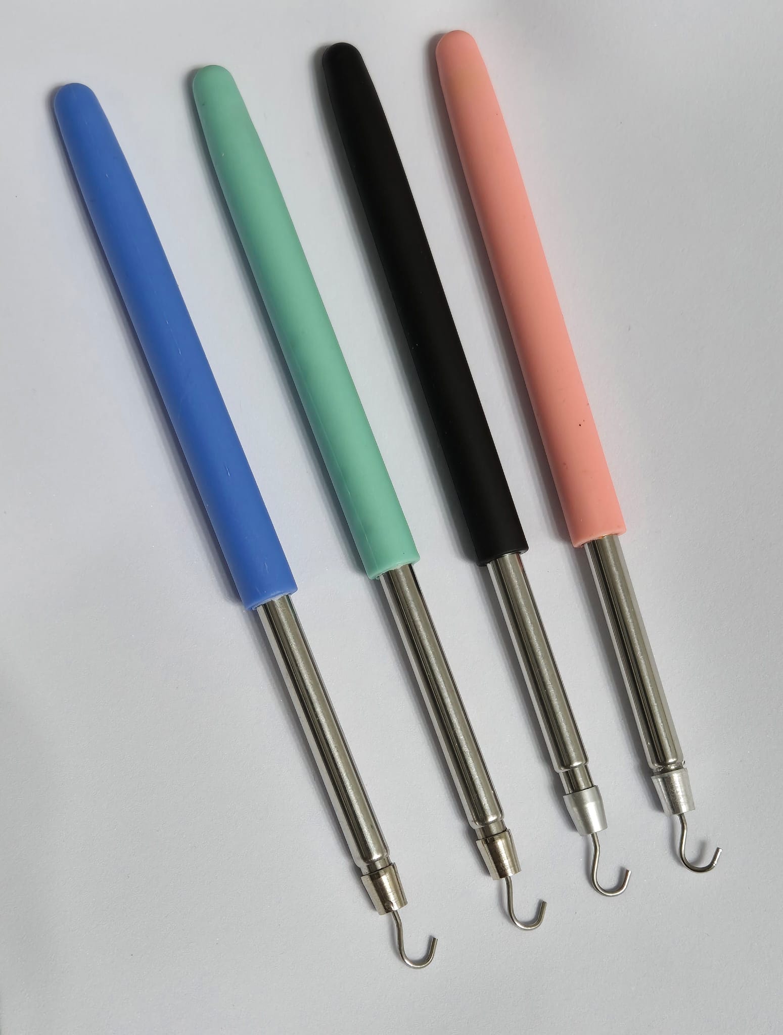 Gancho ayuda colocación pulseras y collares.