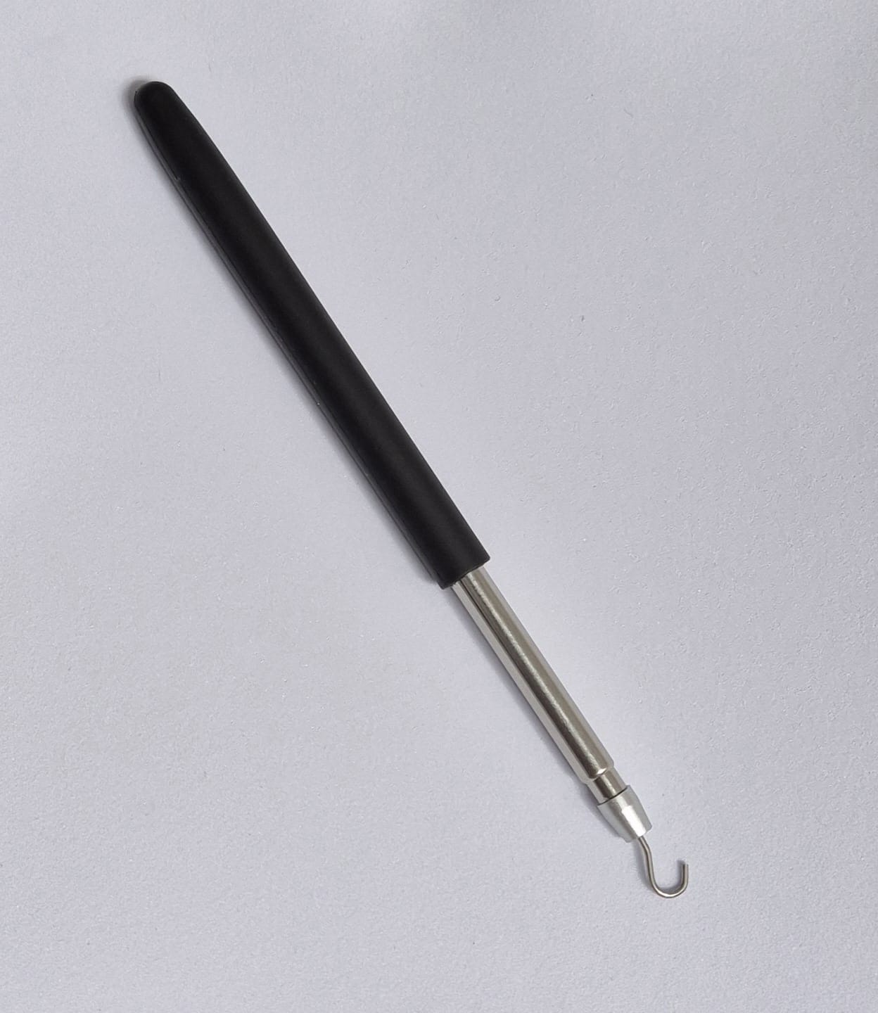 Gancho ayuda colocación pulseras y collares.