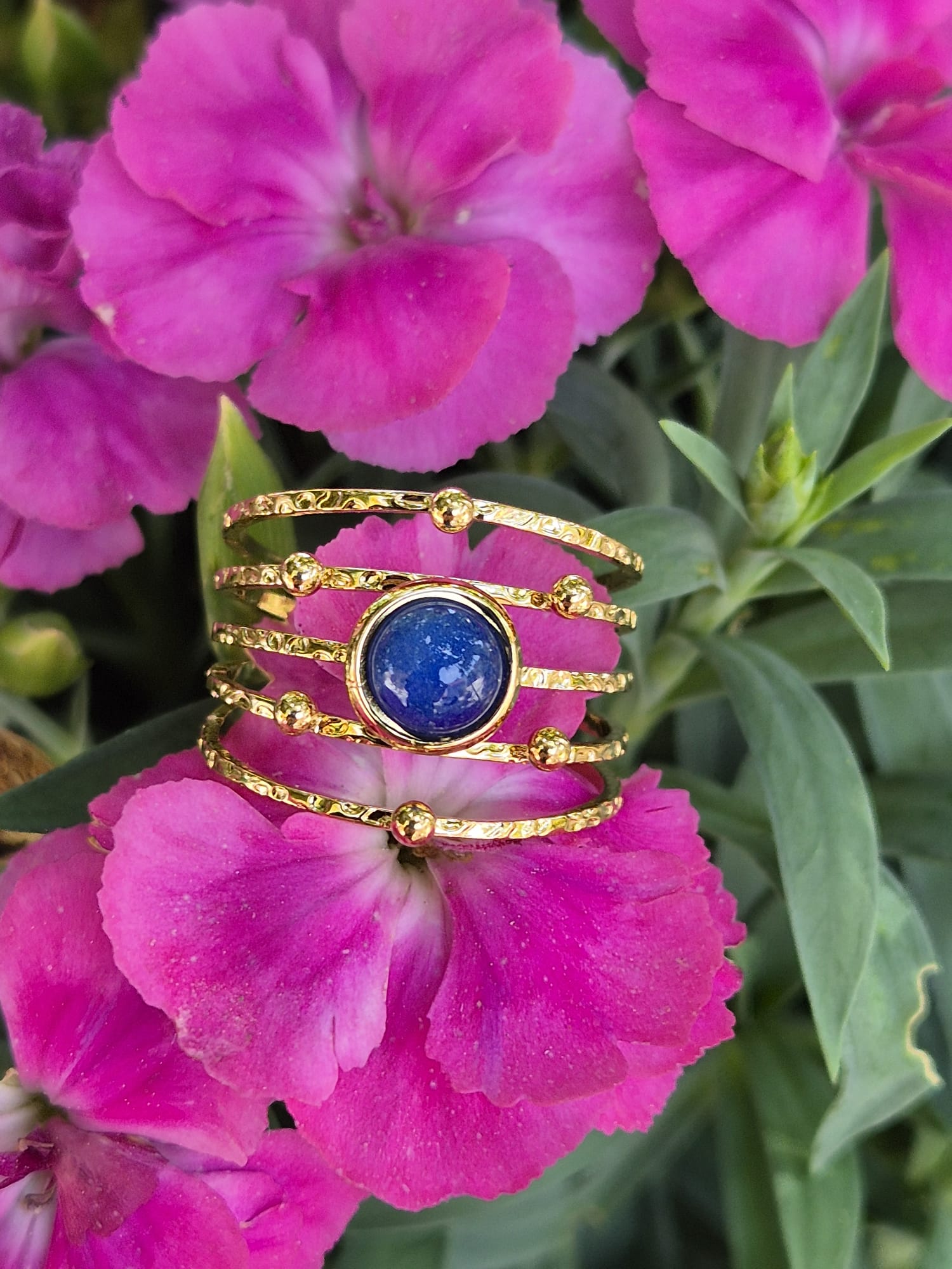  Anillo cinco líneas con piedra.