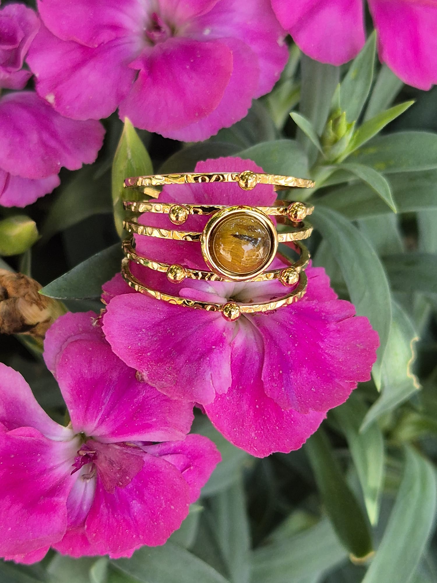  Anillo cinco líneas con piedra.