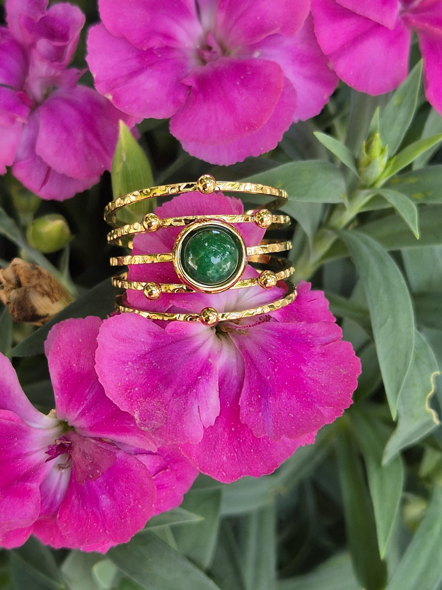  Anillo cinco líneas con piedra.