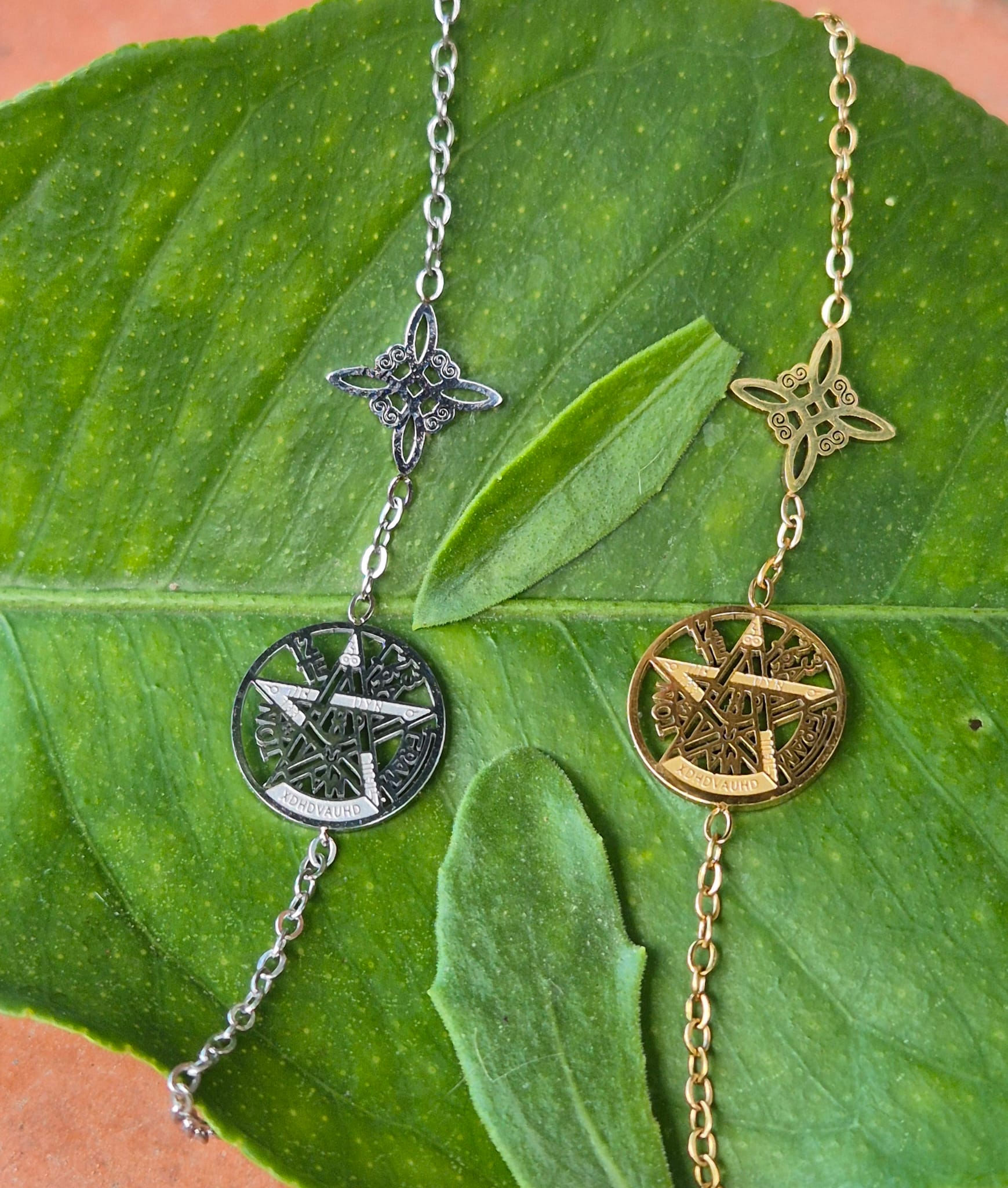 Pulsera Nudo de Bruja y Tetragrámaton.