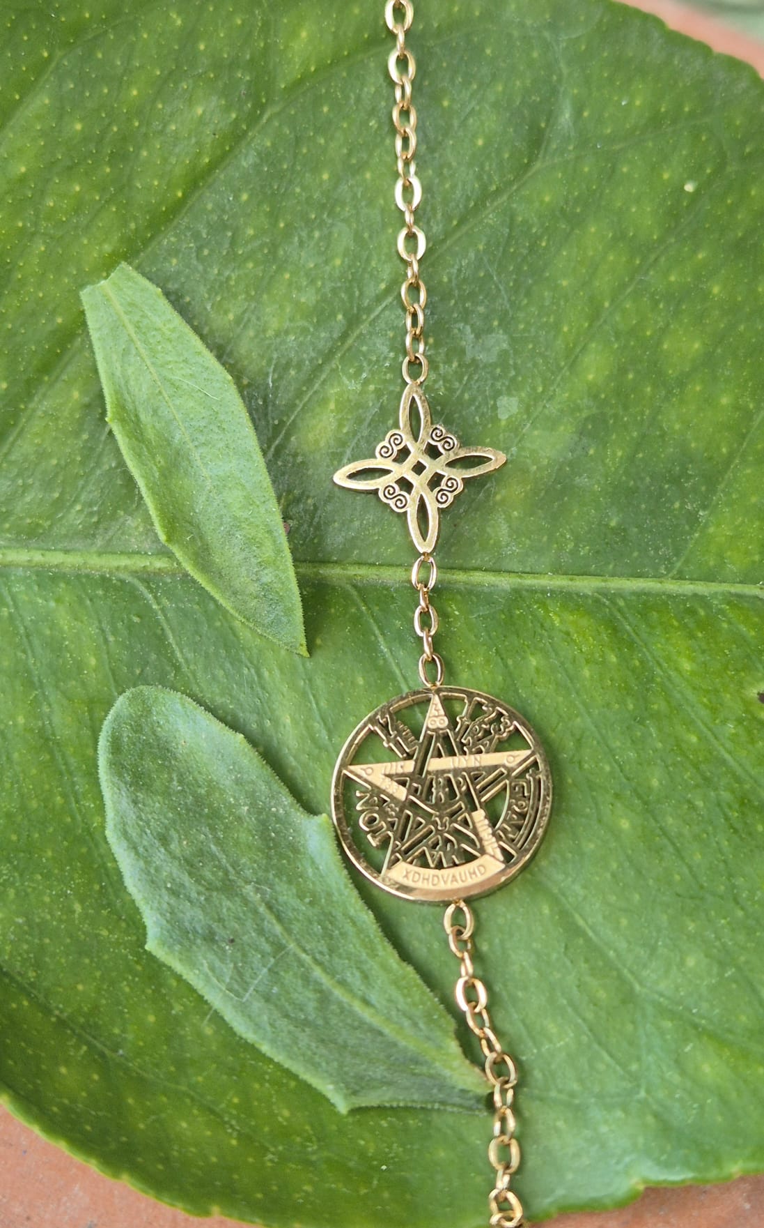 Pulsera Nudo de Bruja y Tetragrámaton.