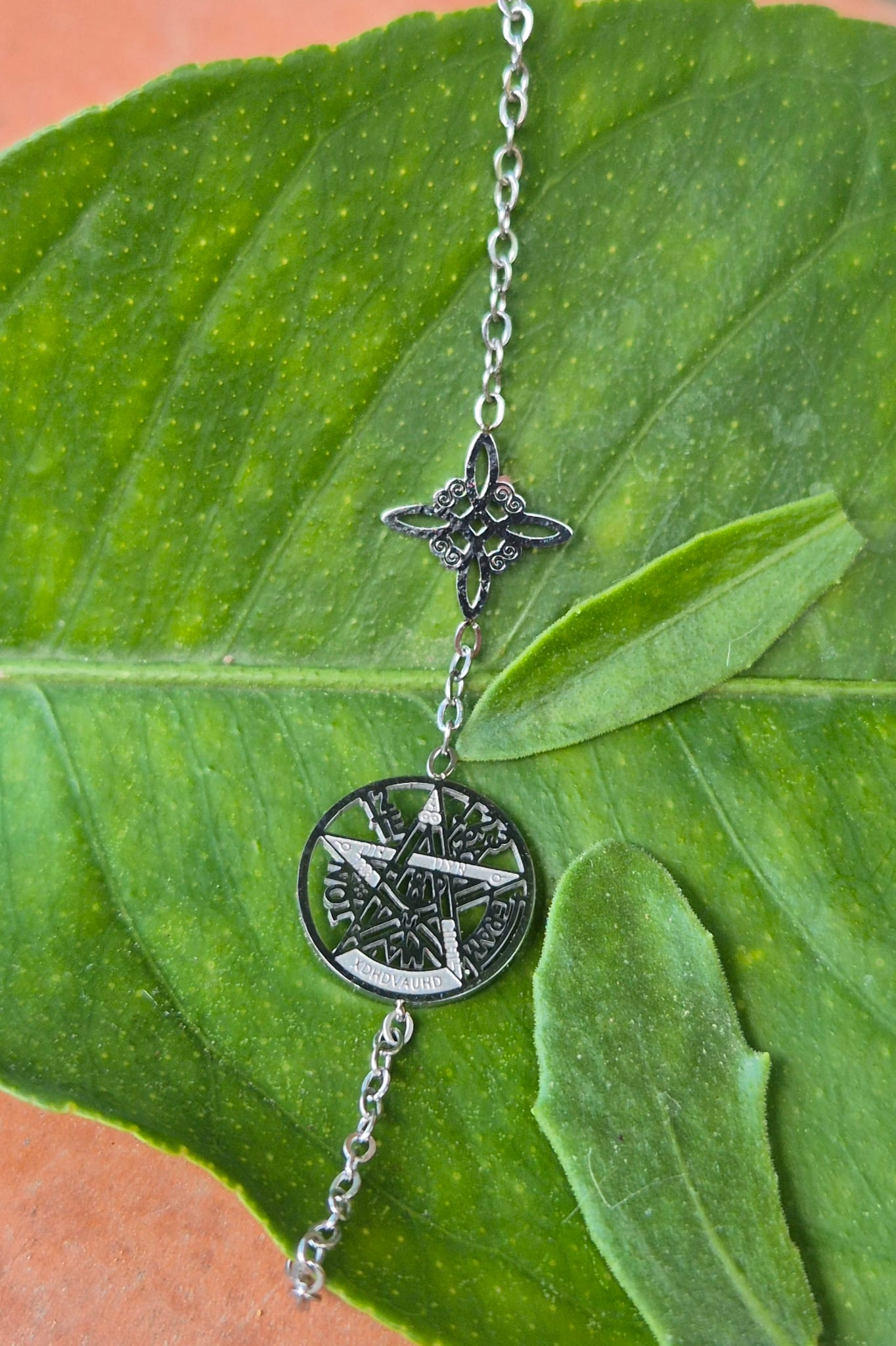 Pulsera Nudo de Bruja y Tetragrámaton.