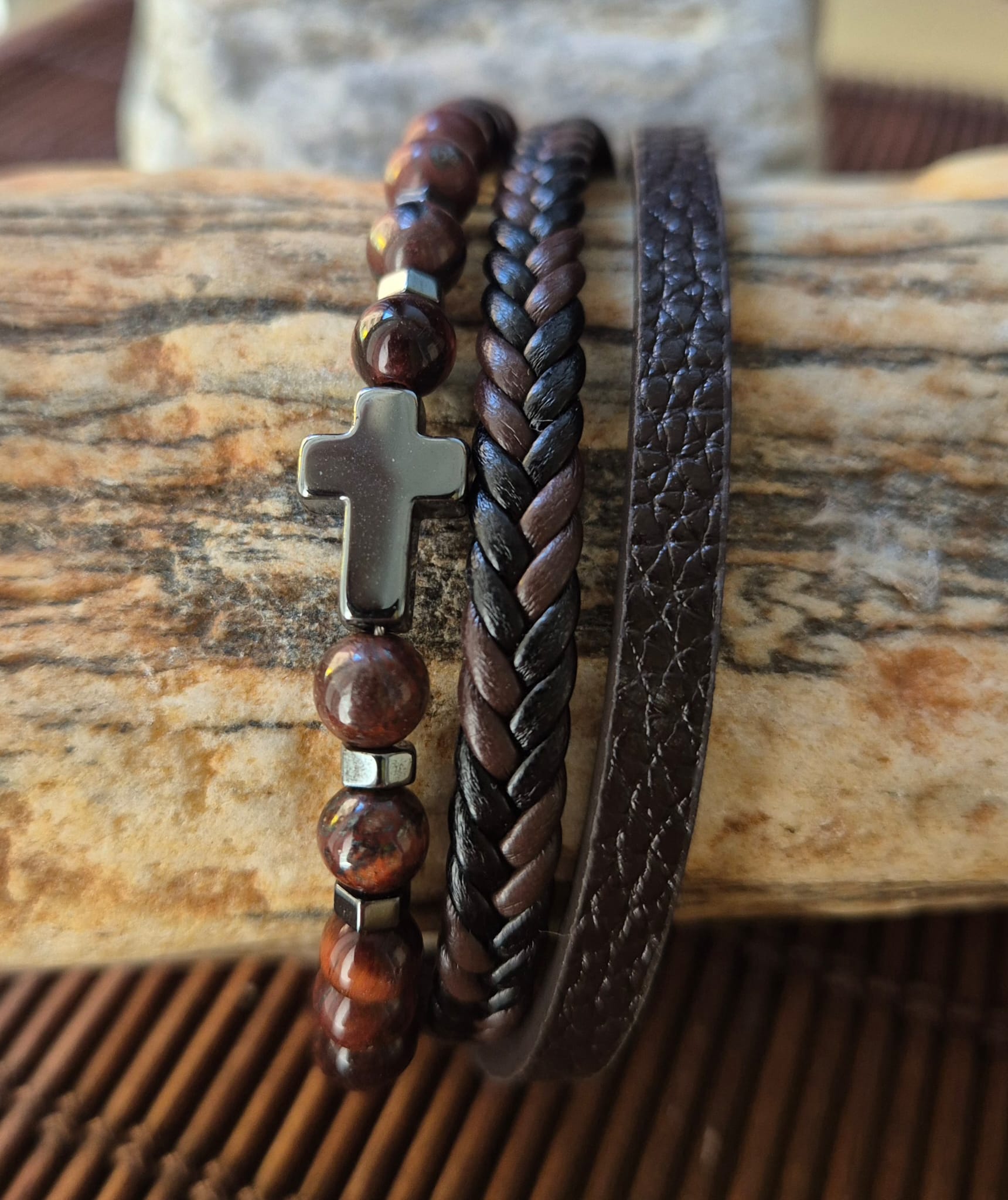 Pulsera Cuero Eco y piedra.