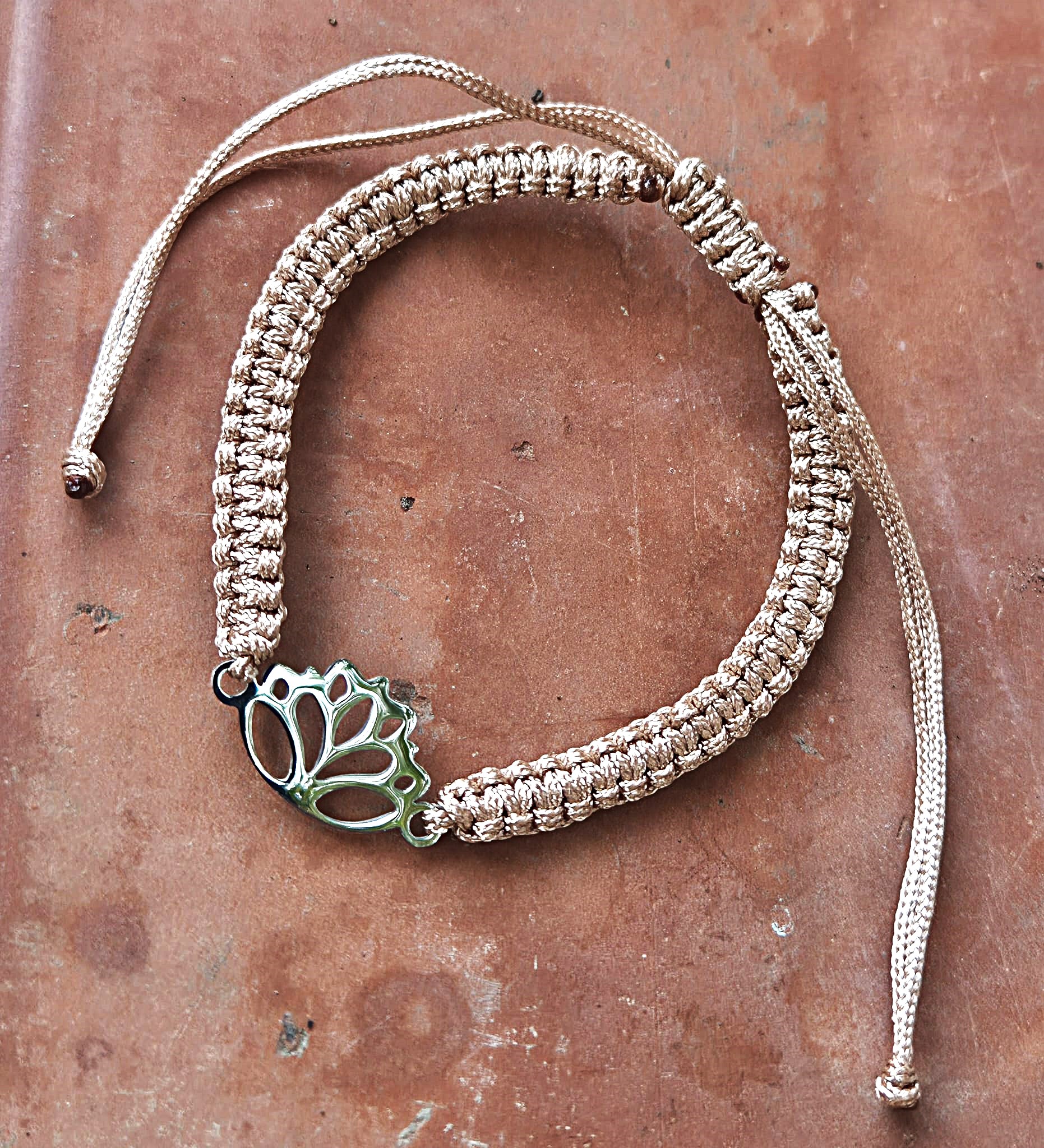 Pulsera Macrame Flor de Loto.