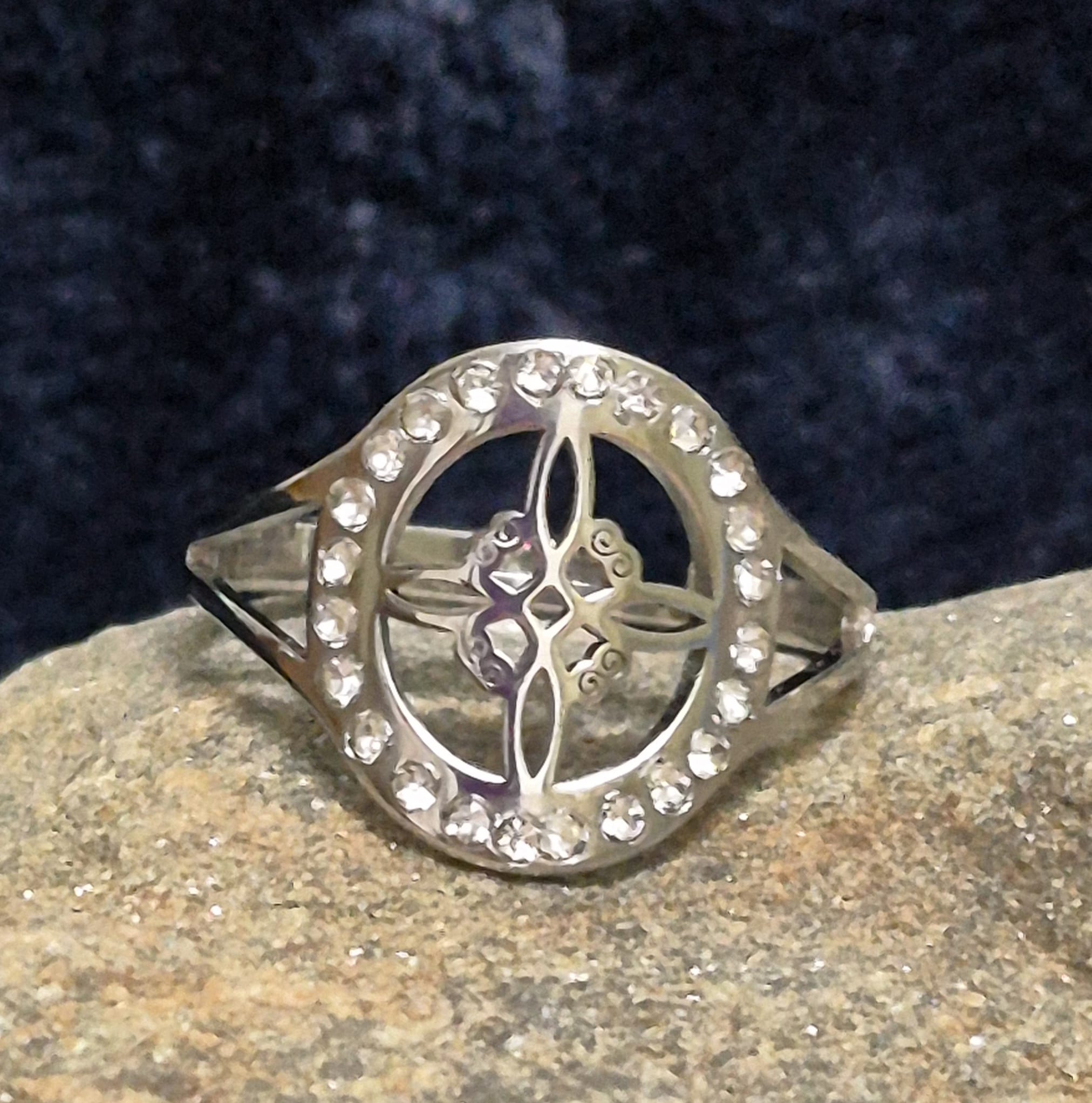 Anillo Nudo de Bruja Circonitas.