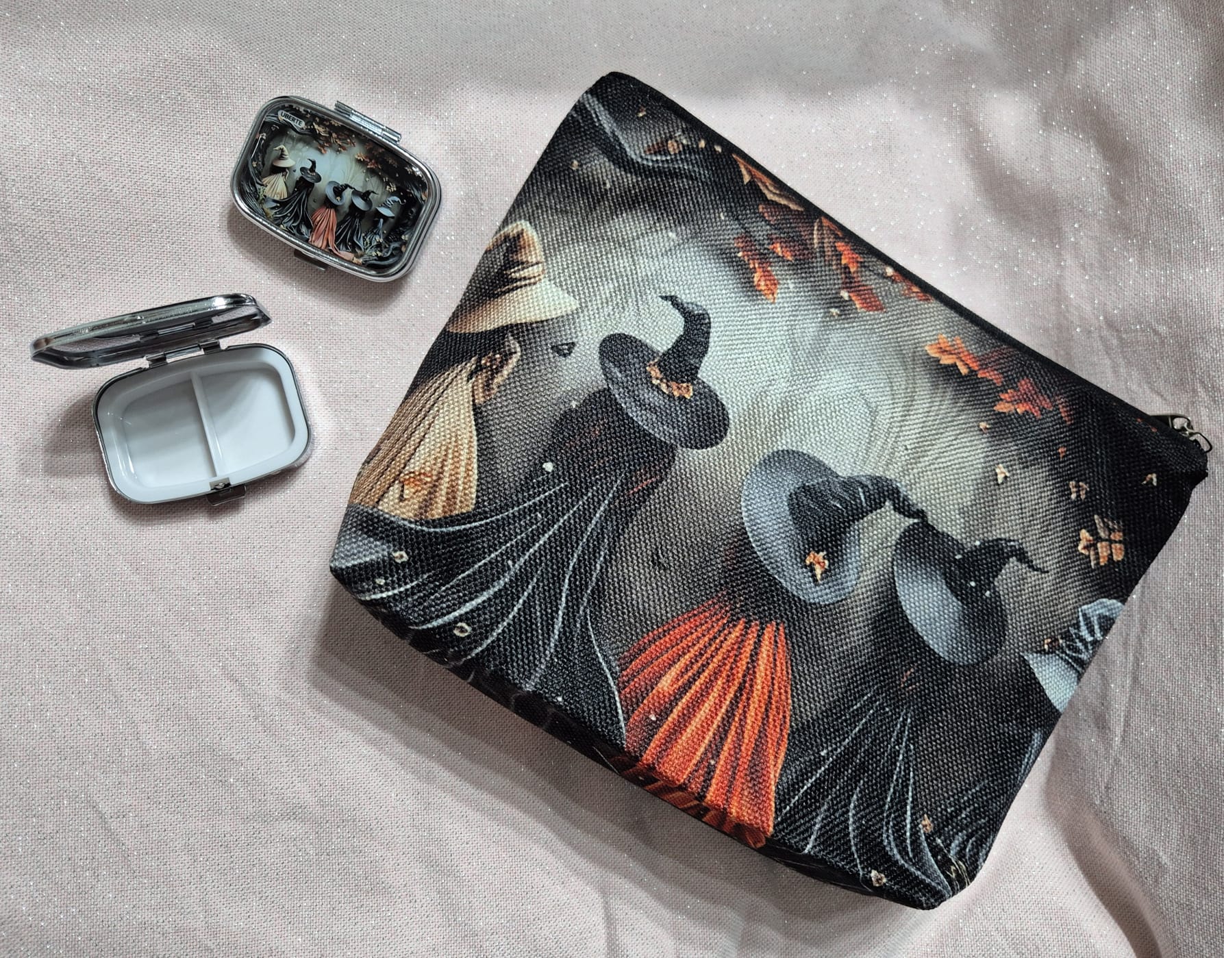Conjunto Neceser y Pastillero Brujas en Otoño