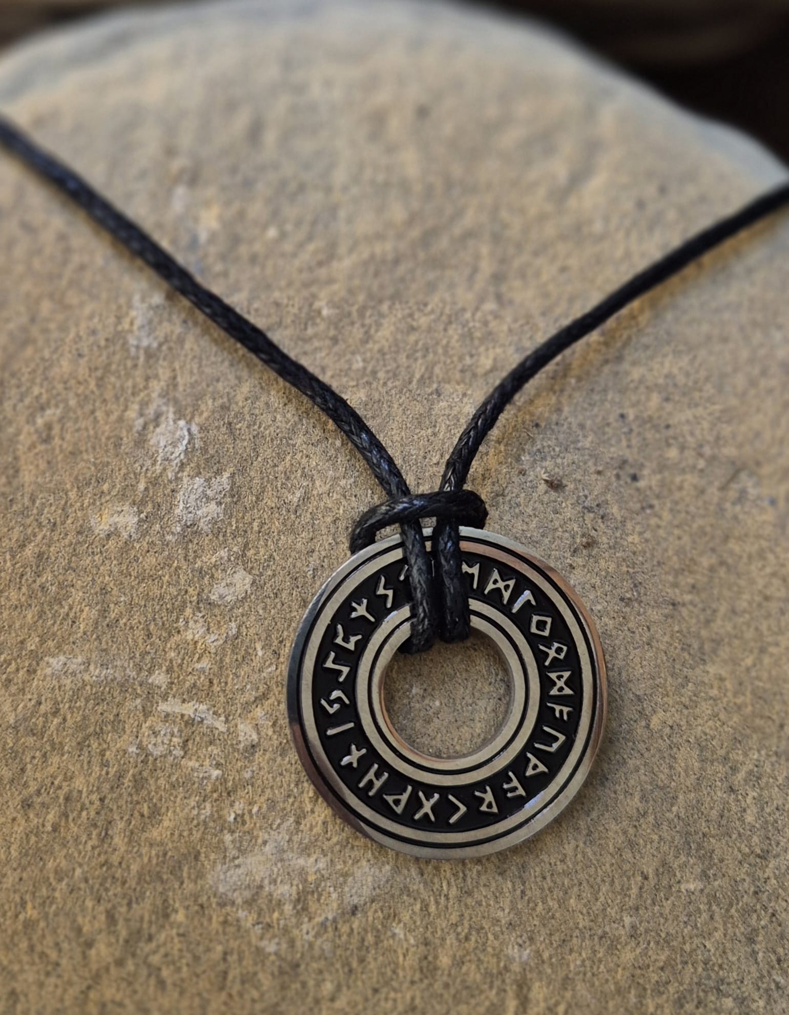 Colgante Hombre Runas Vikingas.