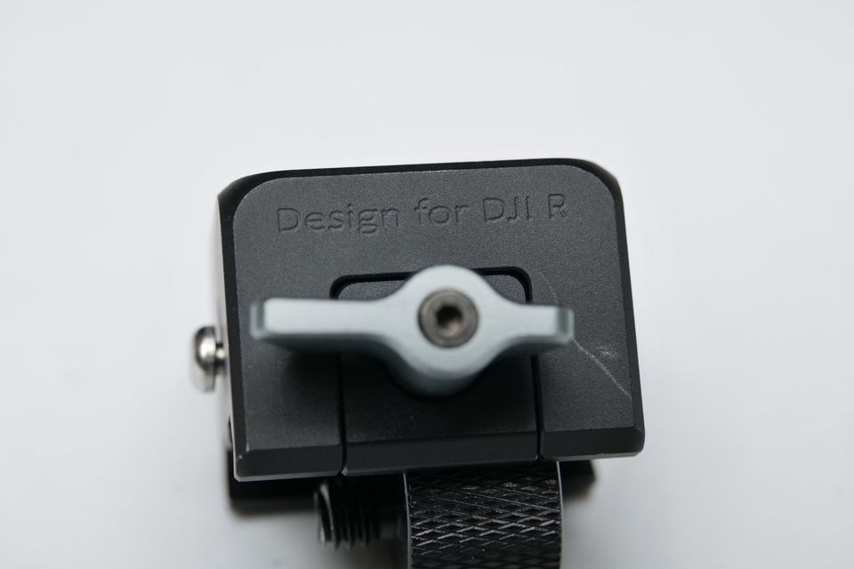 Adaptador Nato a Cold Shoe + roscas hembra Arri Locating 1/4 y 1/8 para Gimbal serie DJI RS. (M5)