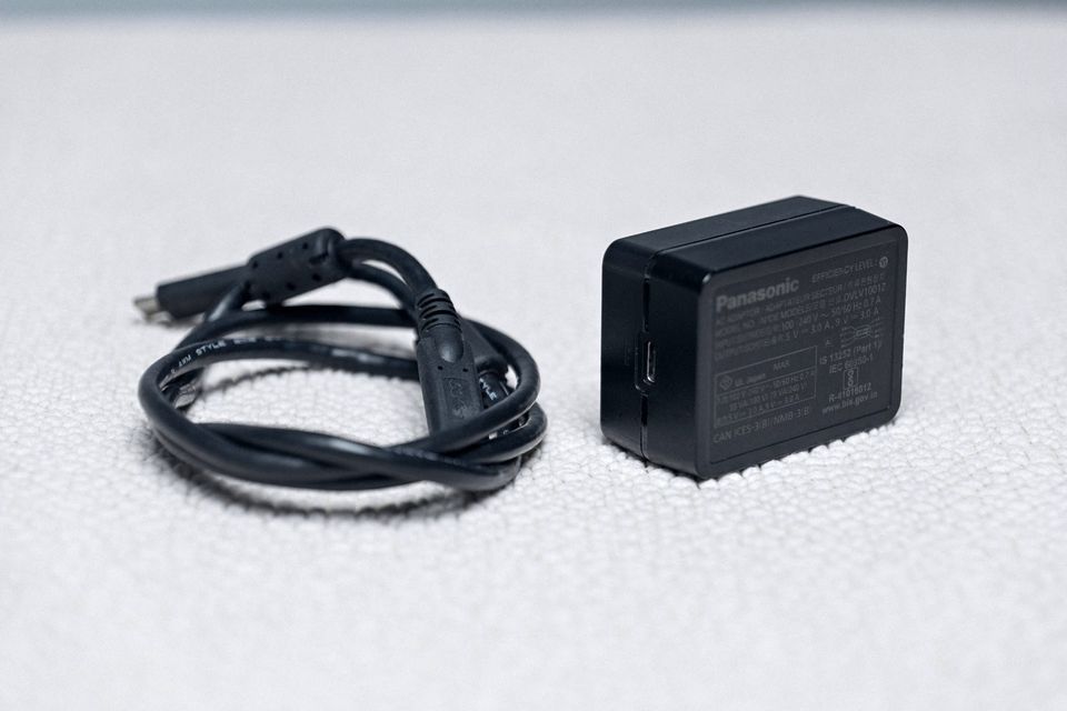 Cargador Panasonic DVLV1001Z AC a USB-C para cámaras LUMIX S5 S1 S1R S1H