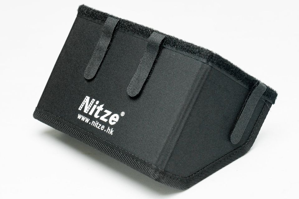 Sun Hood (Protector para sol) para Monitores de 5" con Strap de velcro.