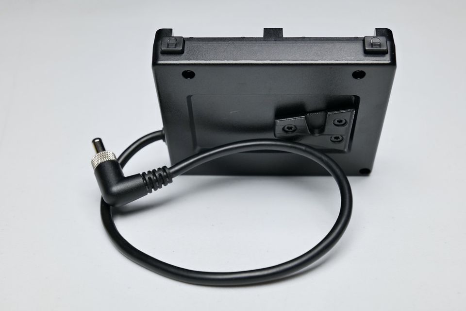 Adaptador Aputure AMARAN doble NP-F a conector DC con base V-Mount. (M4).