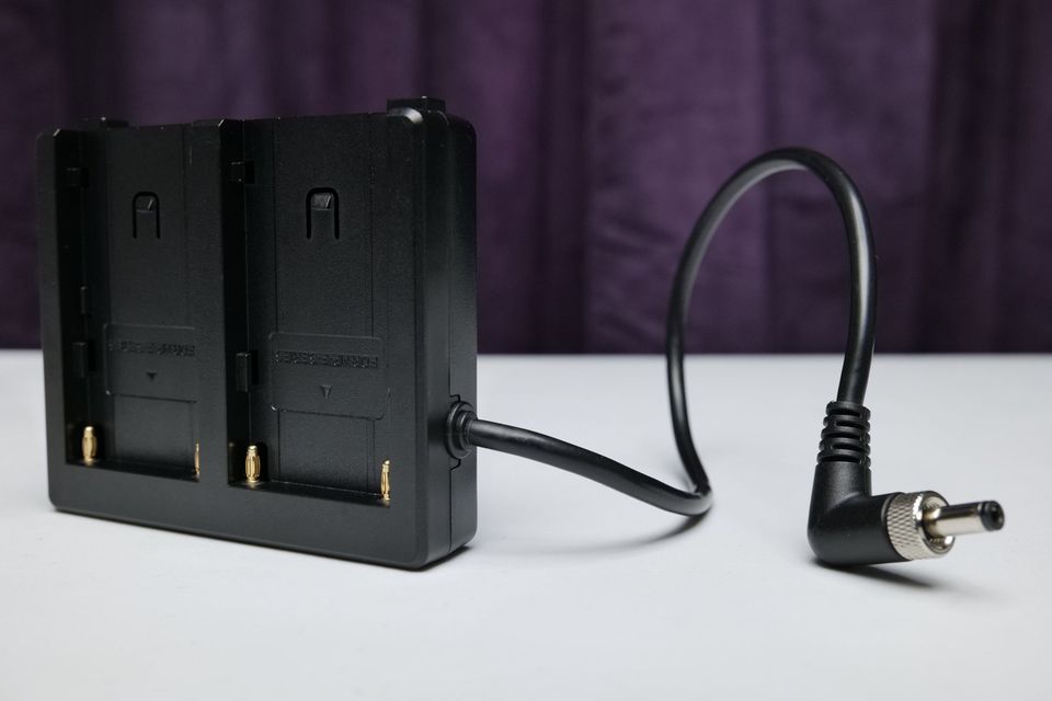 Adaptador Aputure AMARAN doble NP-F a conector DC con base V-Mount. (M4).
