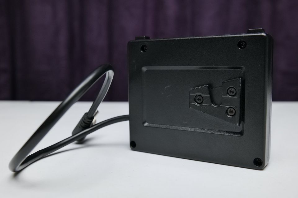 Adaptador Aputure AMARAN doble NP-F a conector DC con base V-Mount. (M4).