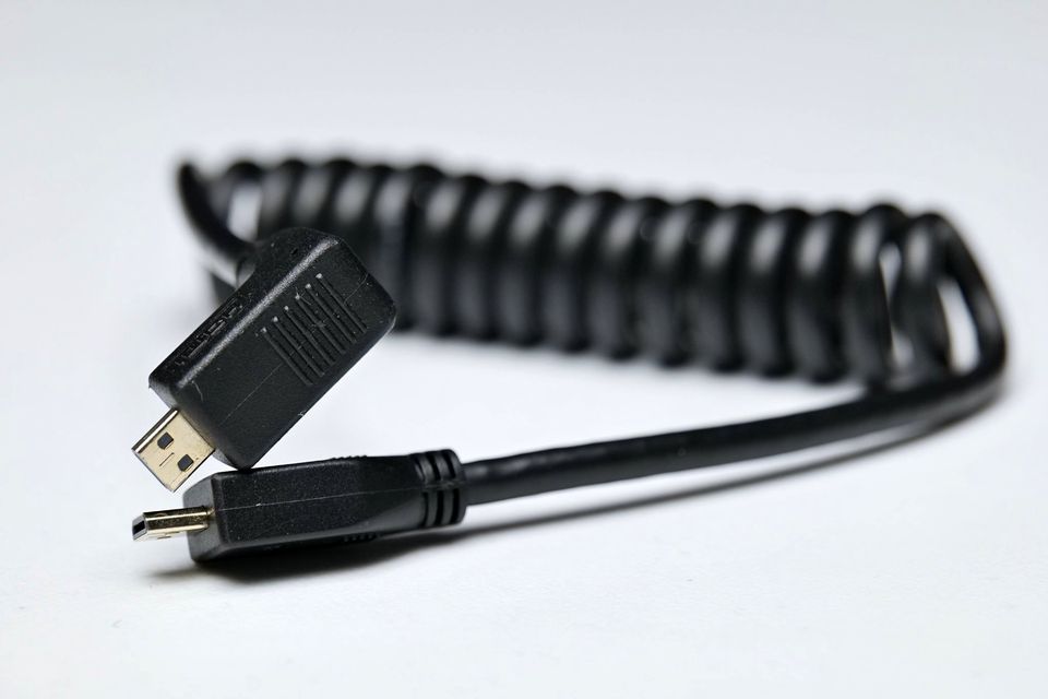 Cable Micro HDMI a Micro HDMI Down angle, Ondulado (Coiled) de 33cm. (M4).