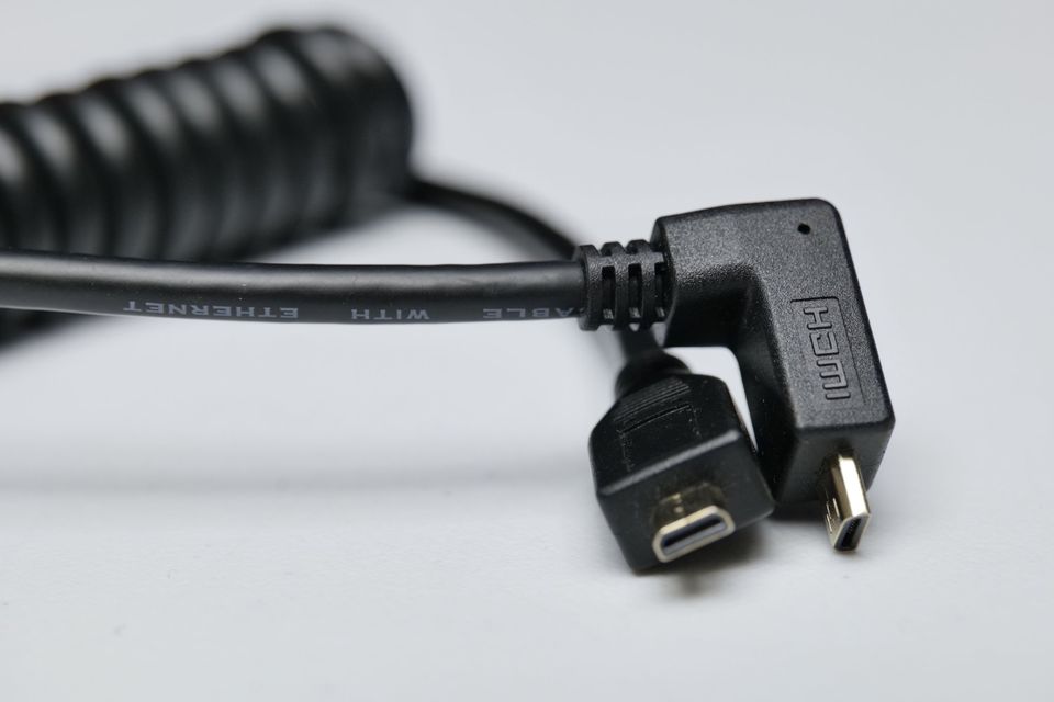 Cable Micro HDMI a Micro HDMI Down angle, Ondulado (Coiled) de 33cm. (M4).