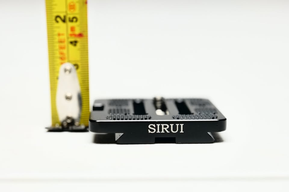 Galleta / Placa / Plate Arca Swiss SIRUI de 7cm largo, con perno 1/4. (M1).
