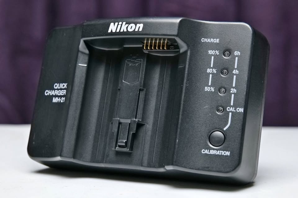 Cargador de baterías Nikon MH-21 Quick Charger para baterías Nikon EN-EL4 & EN-EL4a Original. (M6).