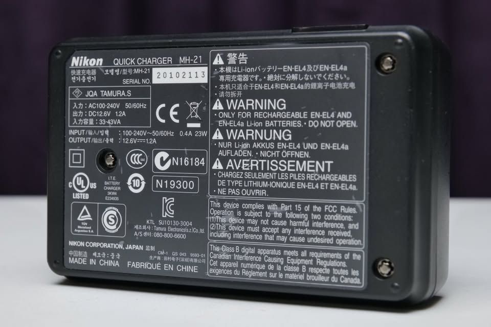 Cargador de baterías Nikon MH-21 Quick Charger para baterías Nikon EN-EL4 & EN-EL4a Original. (M6).