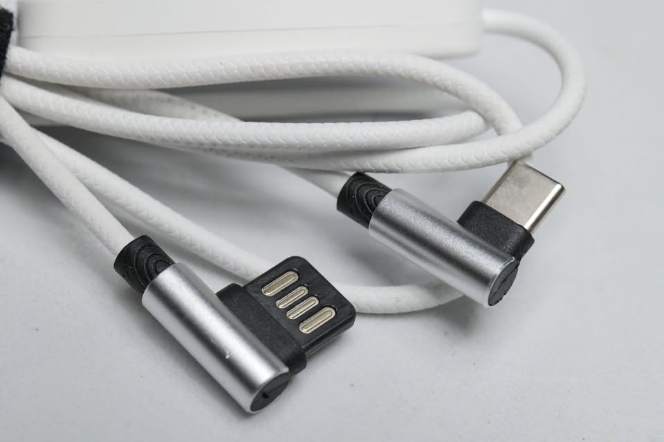 Cable USB-C con control de intensidad para lente Laowa 24mm f/14 Probe Lens. (M6).