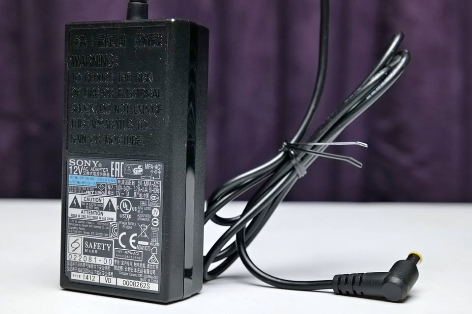 Adaptador de corriente original Sony MPA-AC1 AC 12V para cámaras Sony EVI, BRC, y SRG series. (M6).