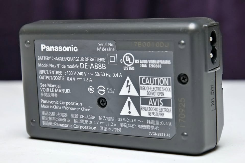 Cargador de batería original PANASONIC DE-A88B. (M6).